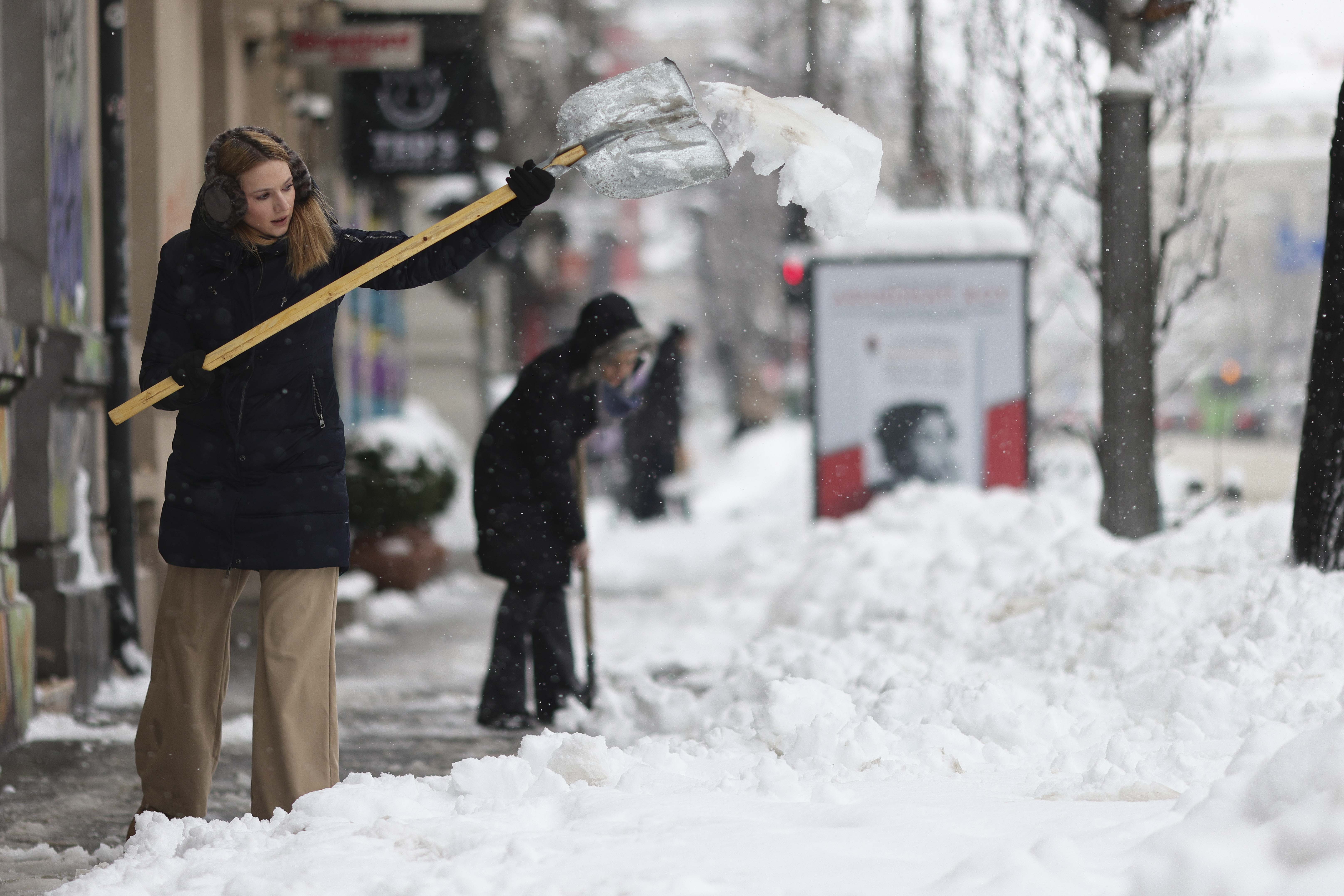 Războiul zăpezii în București: Primăria Generală pune presiune pe sectoare