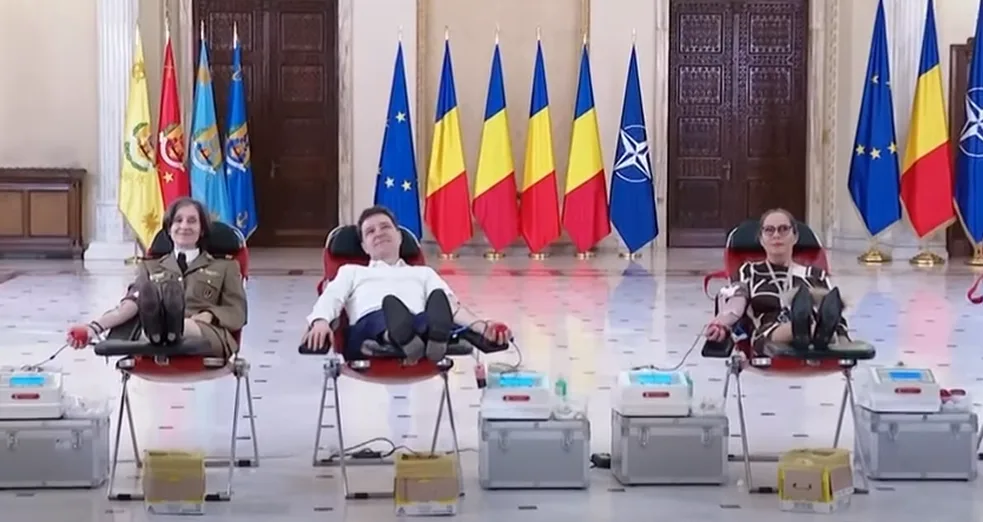 Nicușor Dan donează sânge în Sala Unirii din Palatul Cotroceni