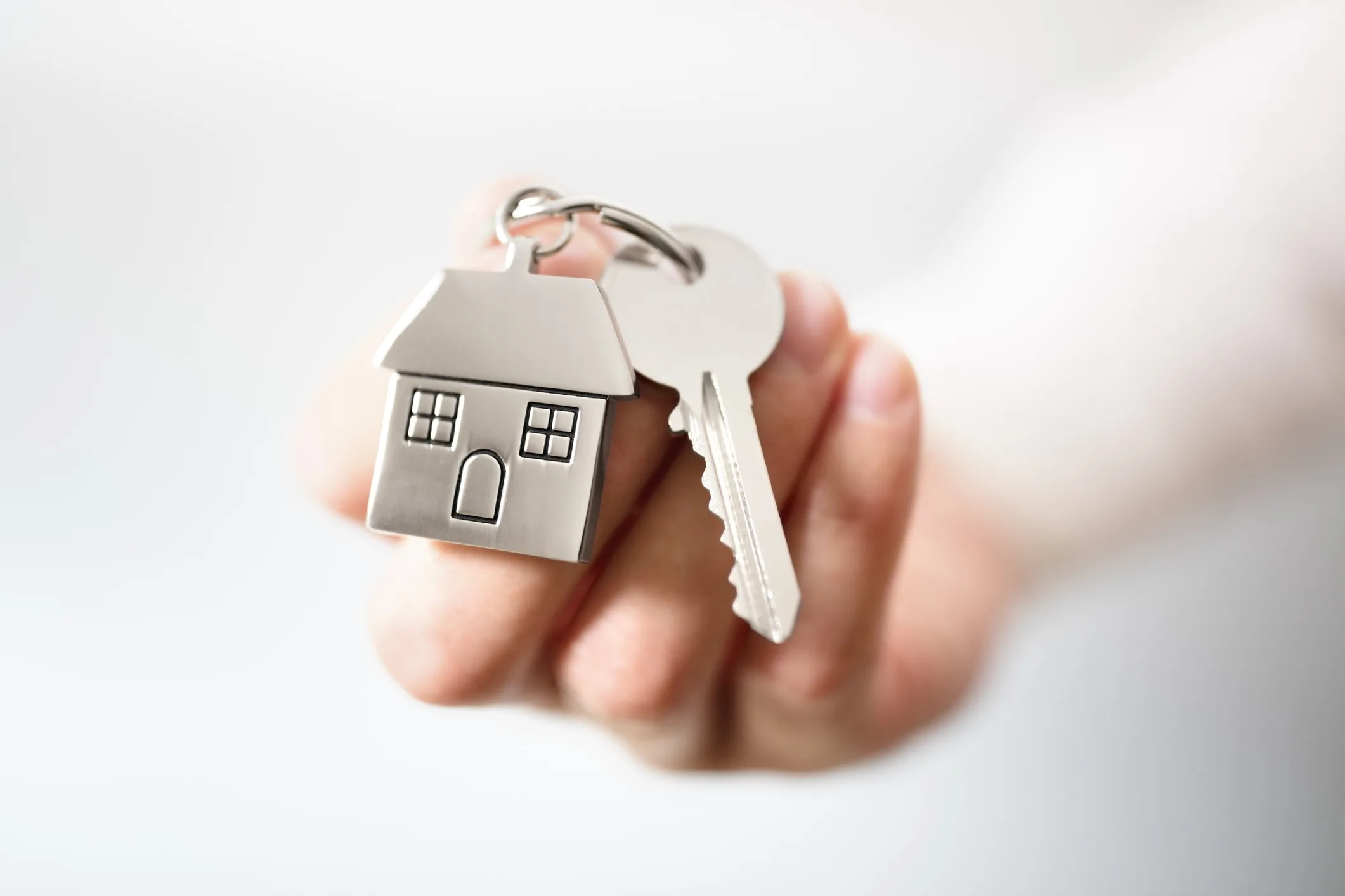 Familii românești semnând un contract de credit imobiliar pentru prima lor locuință în 2026