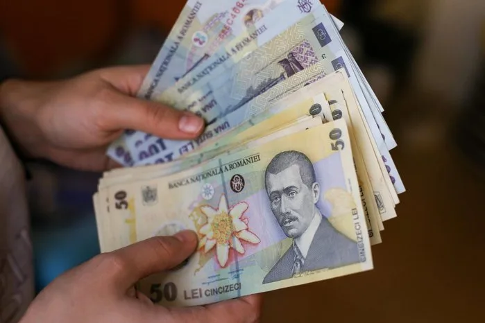 Noua lege a salarizării: salariile nu scad, apar premii performanță