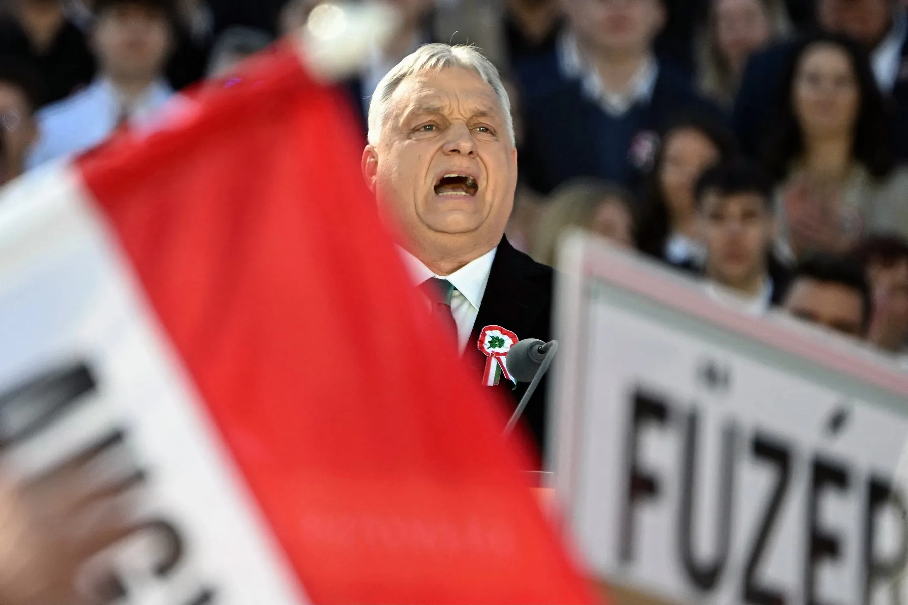 Viktor Orban ținând un discurs în Piața Kossuth Lajos din Budapesta de ziua națională