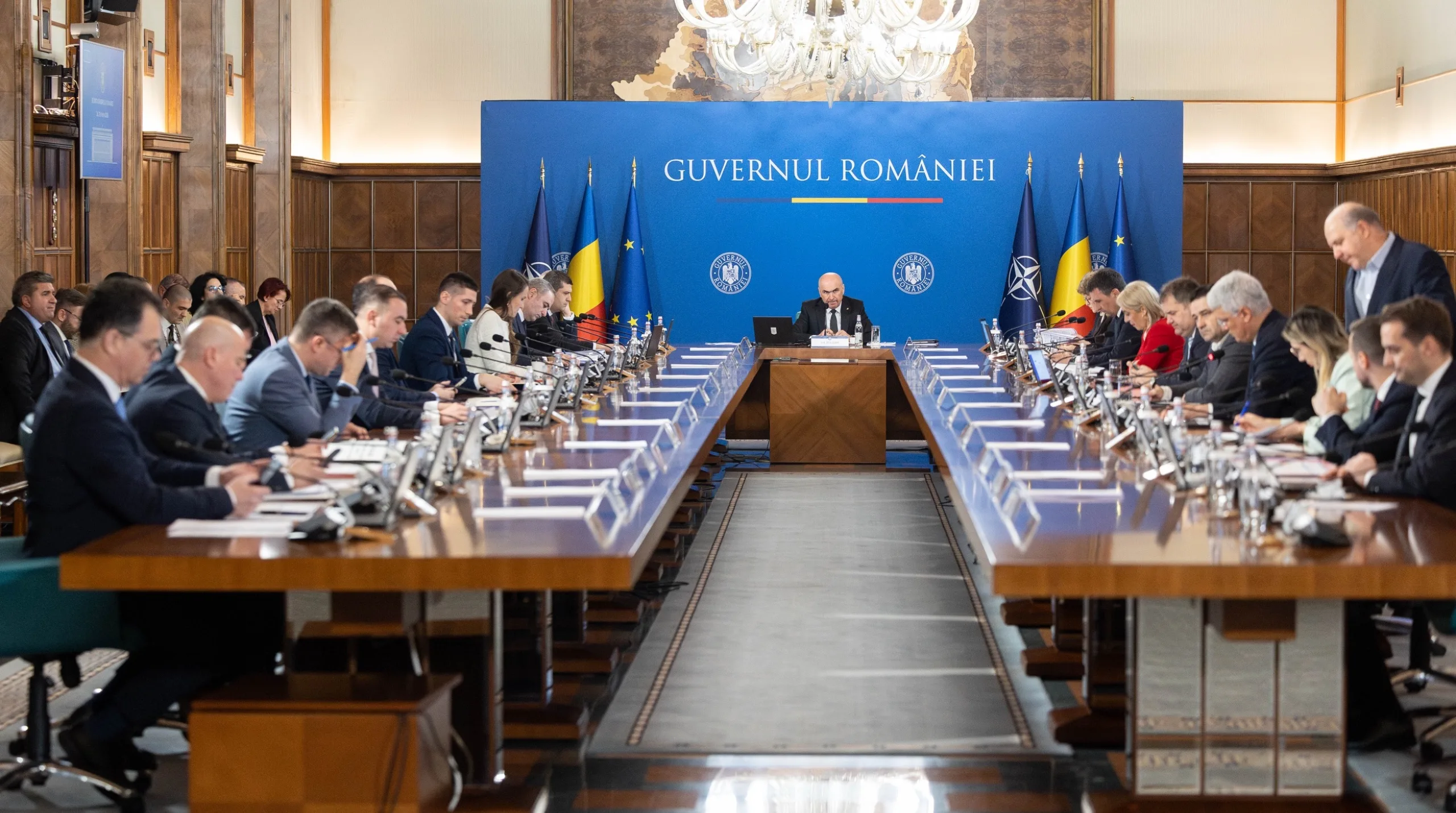 Pompă de carburant la o benzinărie din România, cu prețuri afișate pe panou