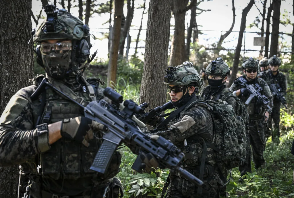 Soldați americani echipați pentru misiune militară în Orientul Mijlociu, cu vehicule blindate