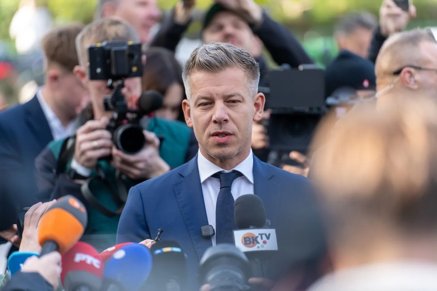 Peter Magyar, noul lider al Ungariei, salutând susținătorii după victoria zdrobitoare în alegerile parlamentare