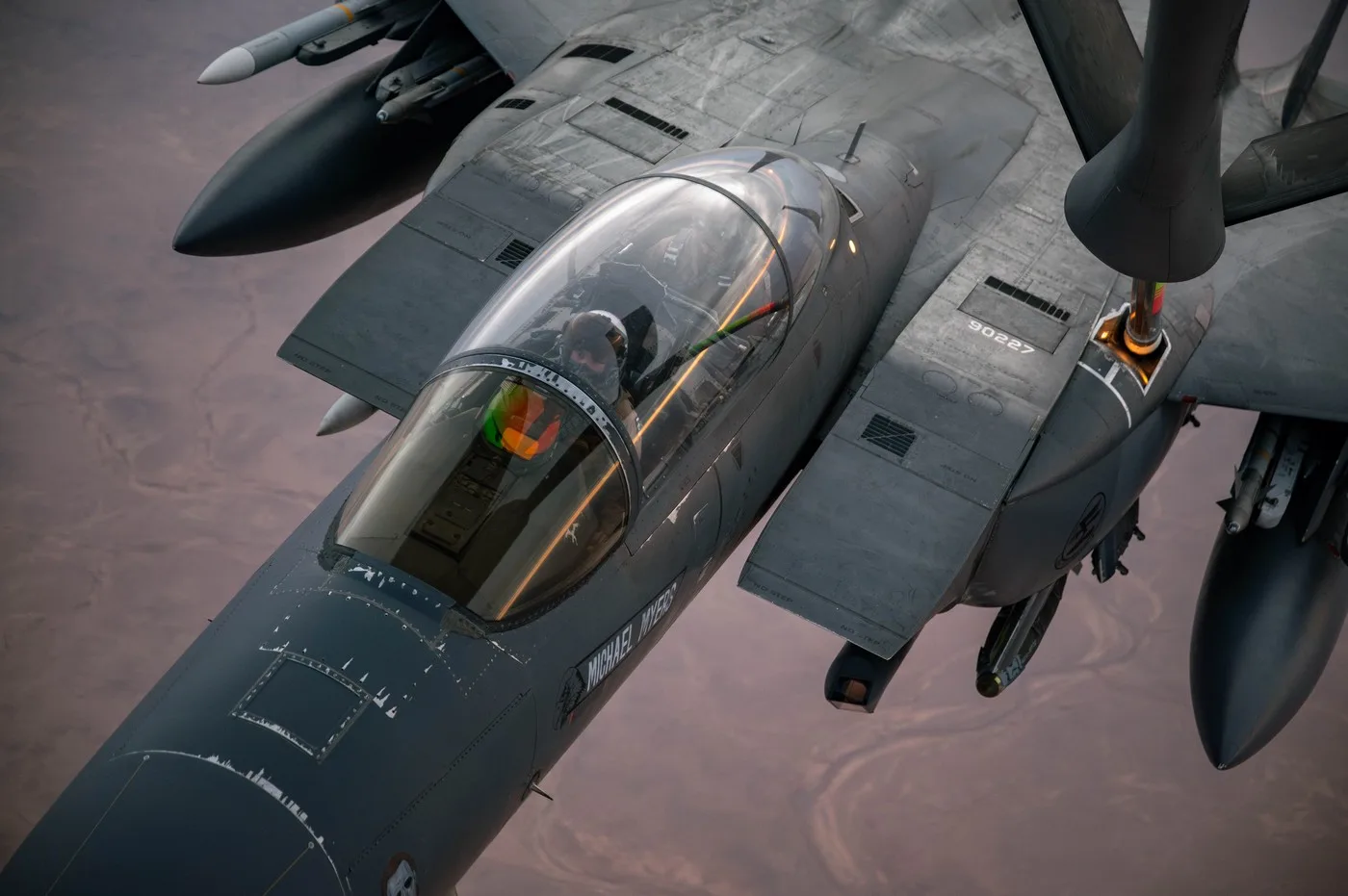 Avion de vânătoare F-15E Strike Eagle american în zbor deasupra teritoriului inamic din Orientul Mijlociu