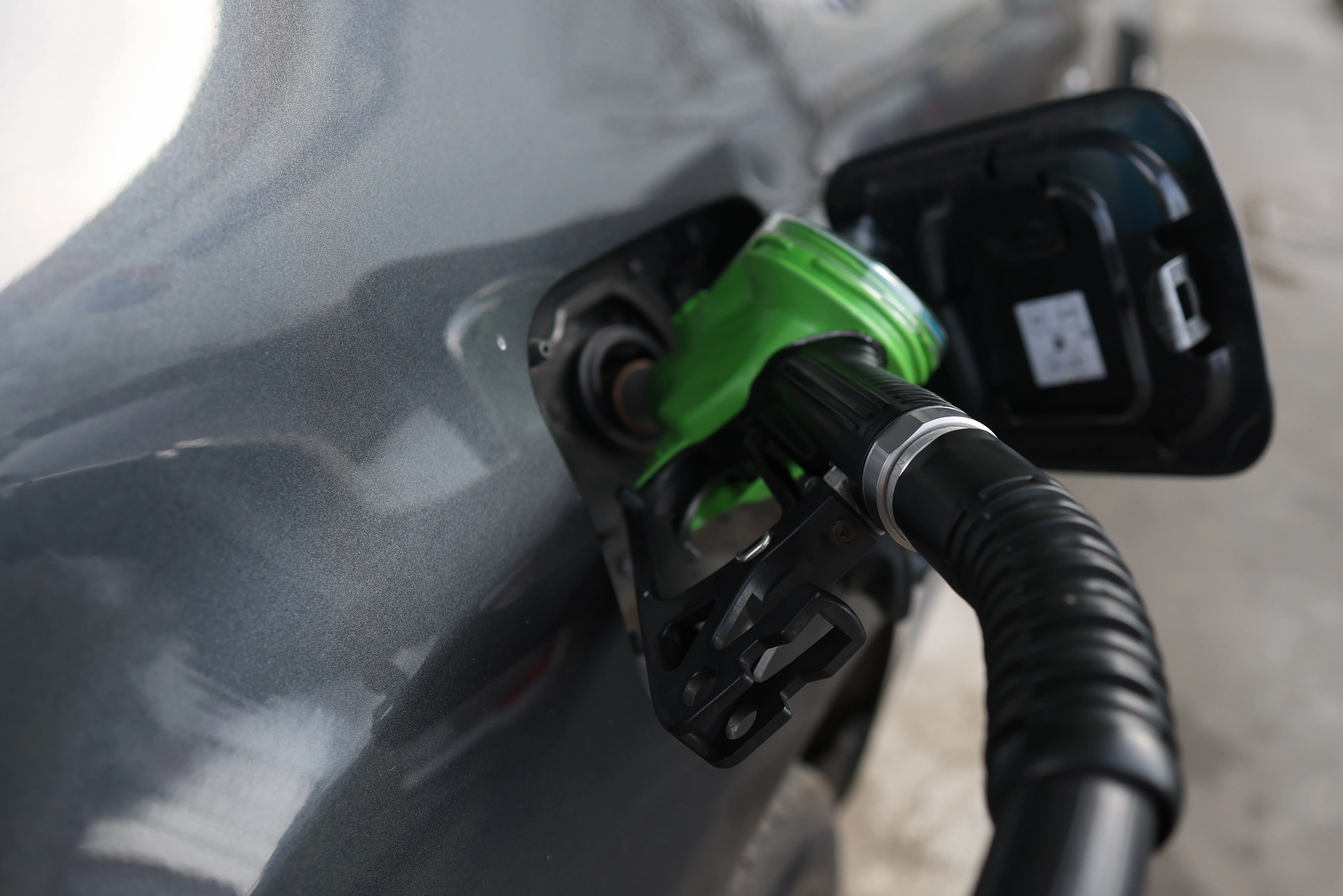 Stație de alimentare cu carburanți din România cu afișaj de prețuri benzină și motorină