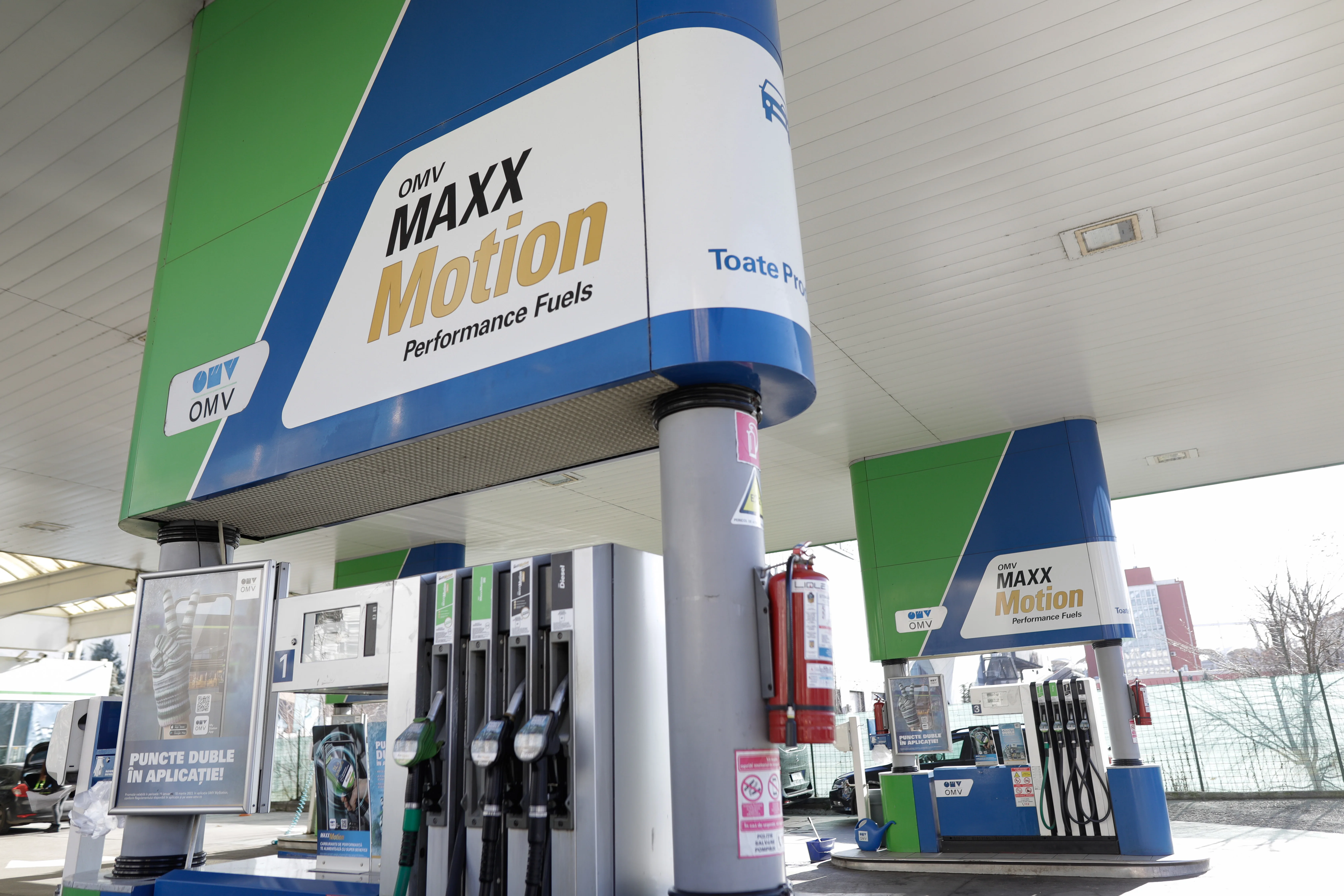 Pompă de carburant la o benzinărie din România, afișaj cu prețul benzinei și motorinei