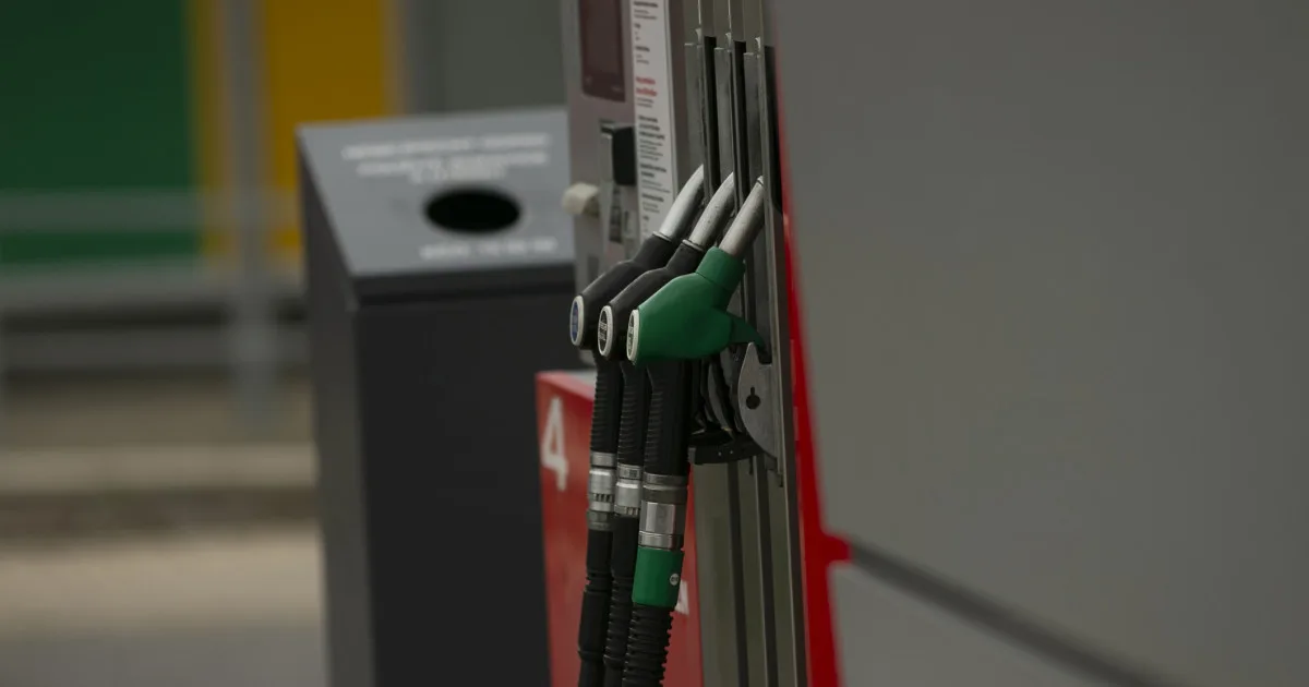 Prețurile carburanților explodează: motorina ajunge la 10 lei/litru