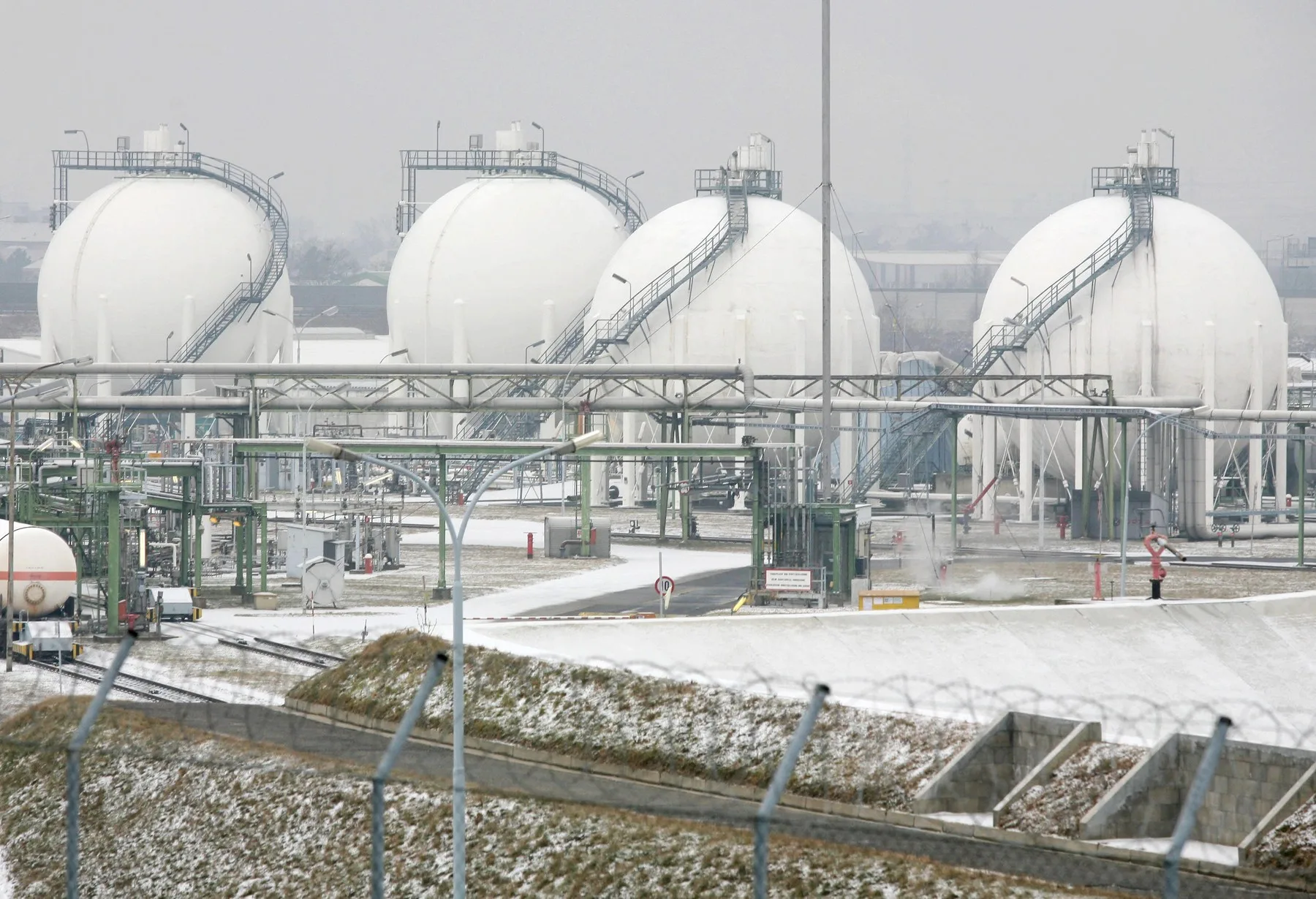 Factură de energie pe fundal cu harta Europei și grafic de prețuri în creștere