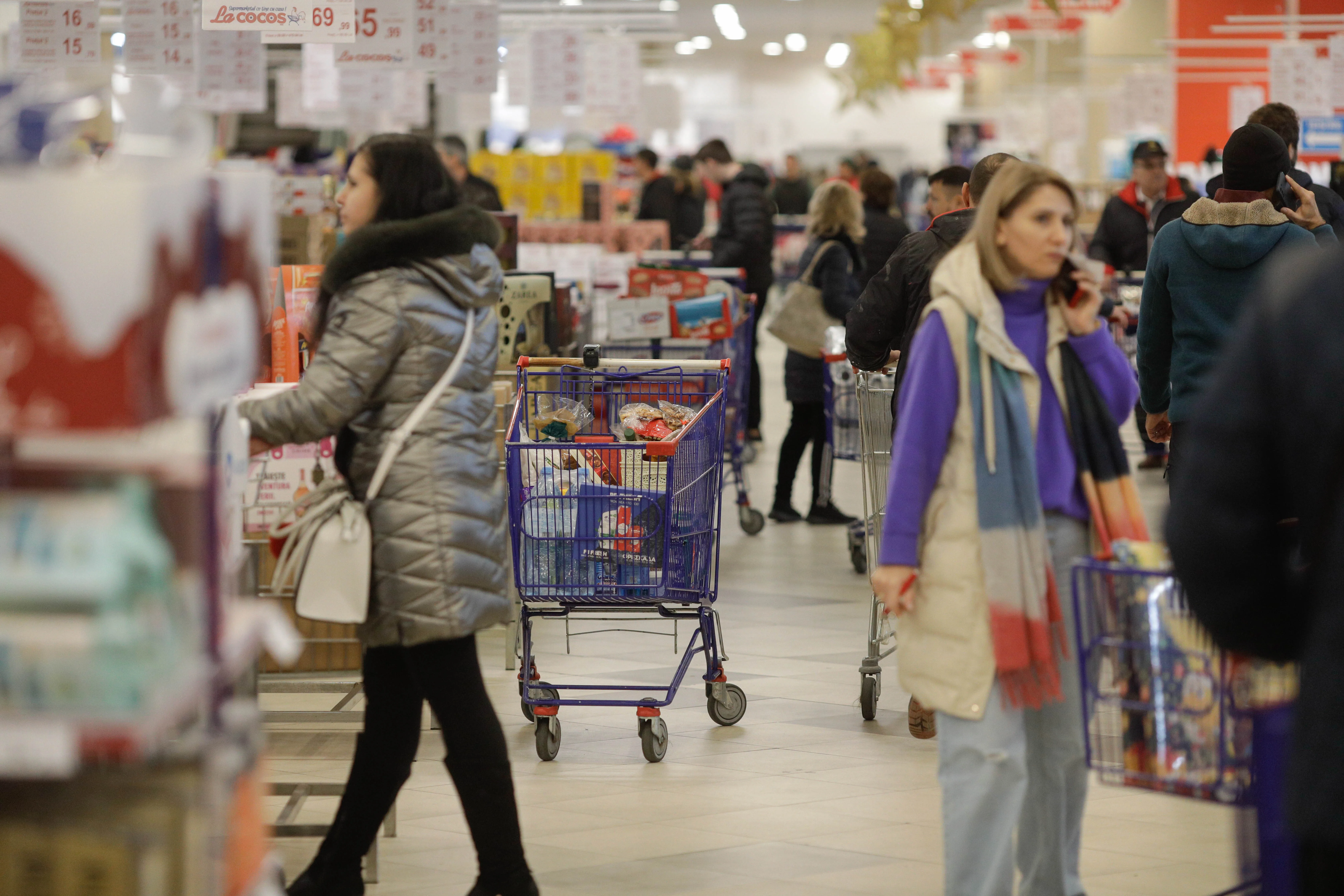 Supermarket cu raft de produse pascale, ouă colorate și cozonaci înainte de Paștele 2026