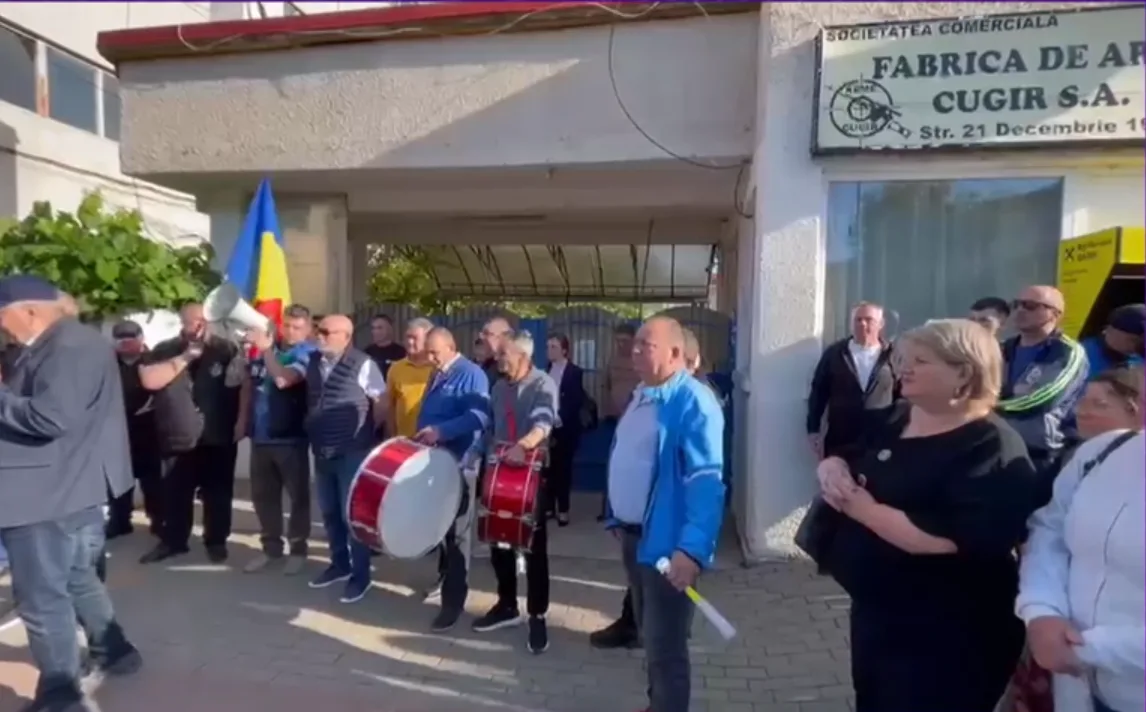Protest la Fabrica de Arme Cugir: angajații cer salarii mai mari