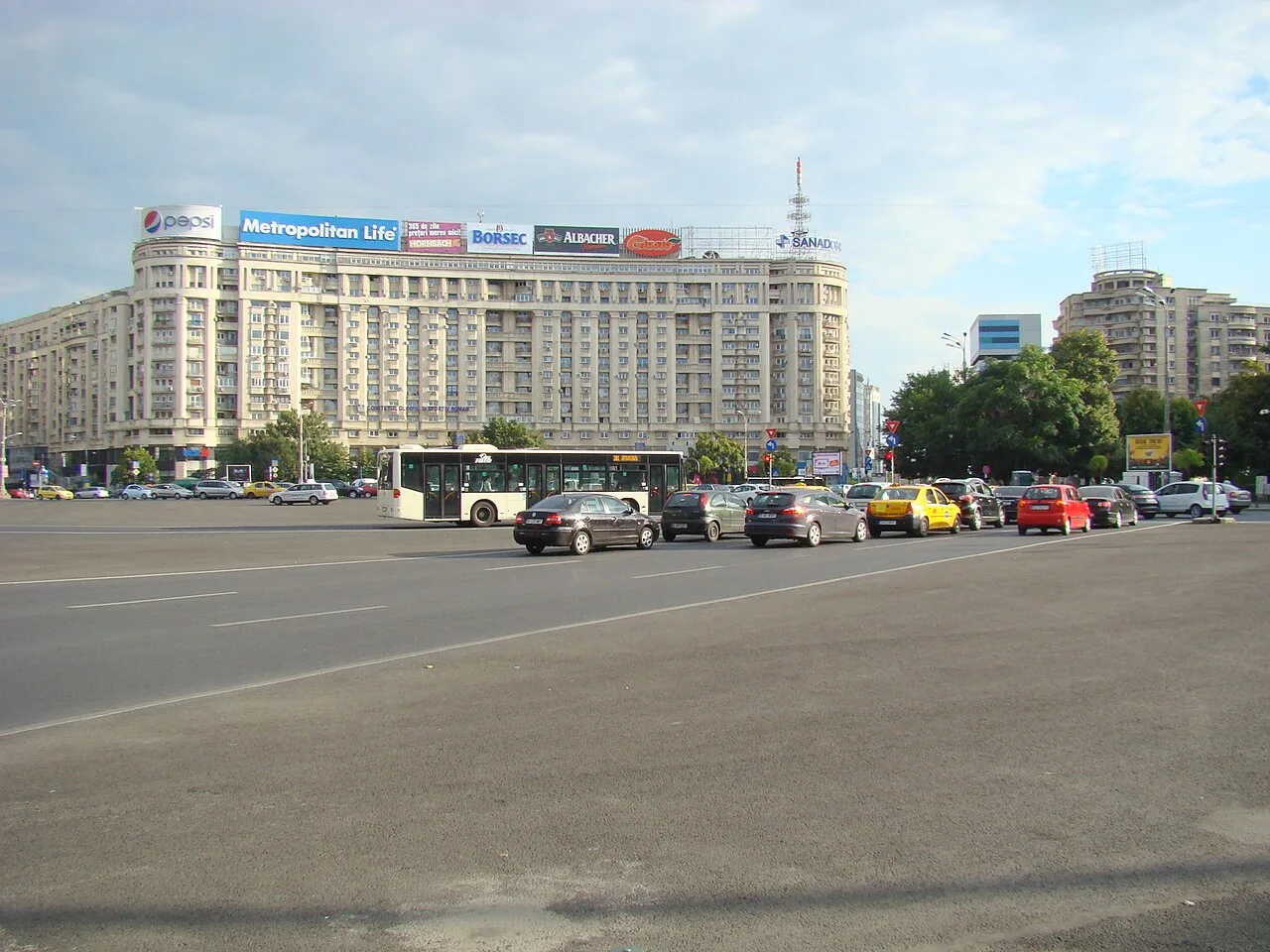 Protest în Piața Victoriei: 2.000 de oameni apără democrația