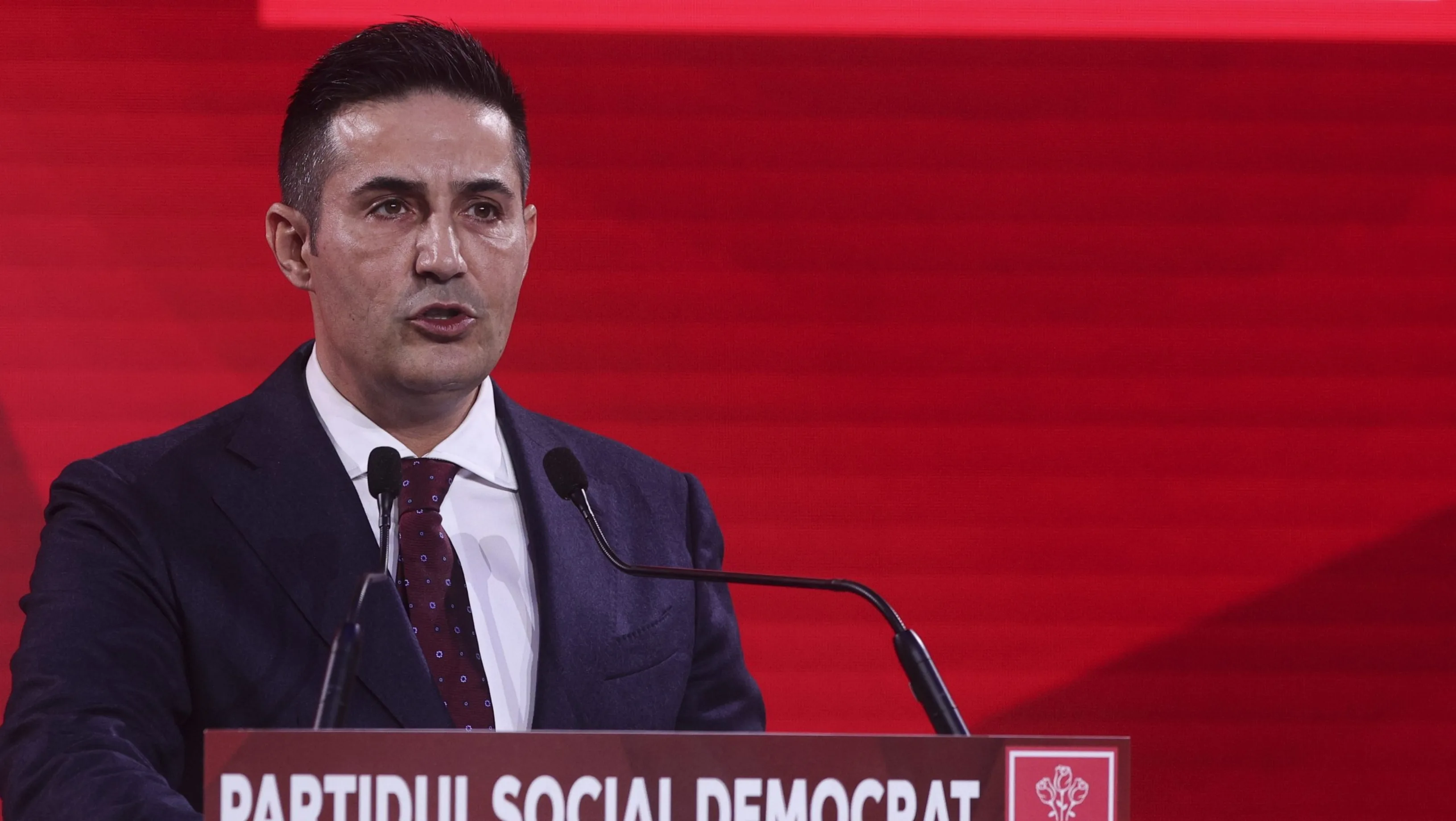 Claudiu Manda la tribună anunțând retragerea miniștrilor PSD din Guvern dacă Bolojan rămâne premier