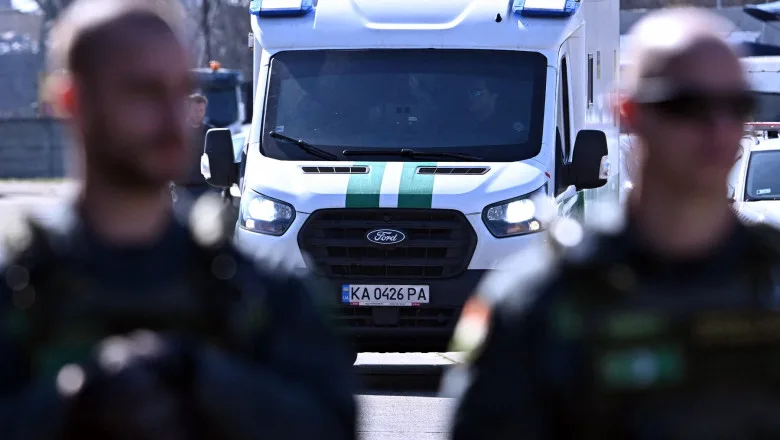 Mașină blindată de transport valori oprită de autorități pe un drum din Ungaria