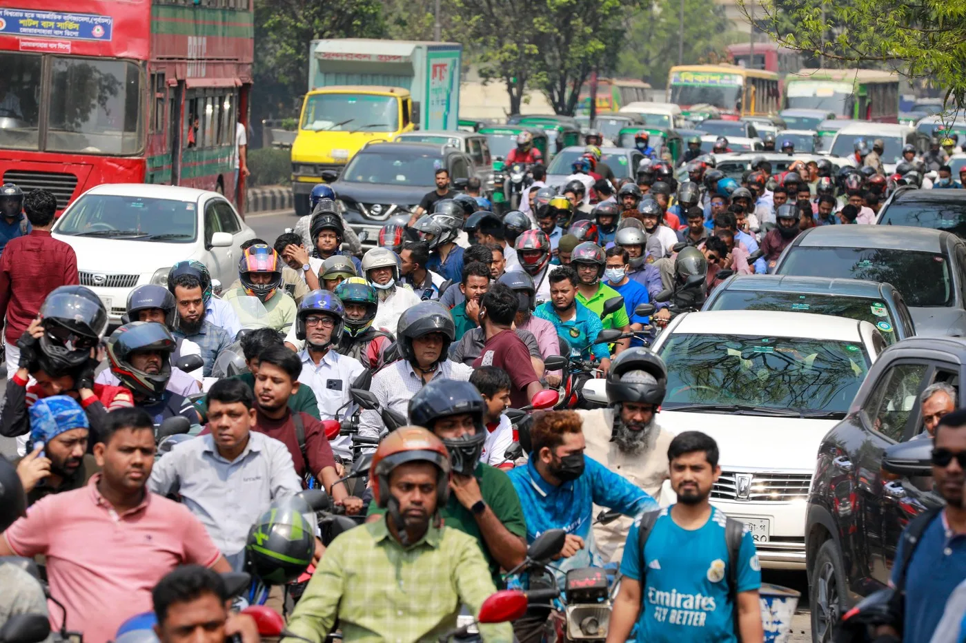 Cozi lungi la benzinărie după raționalizarea carburanților într-o țară asiatică