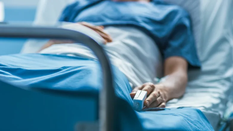 Sală de spital cu paturi goale, ilustrând reducerea capacității spitalicești în România