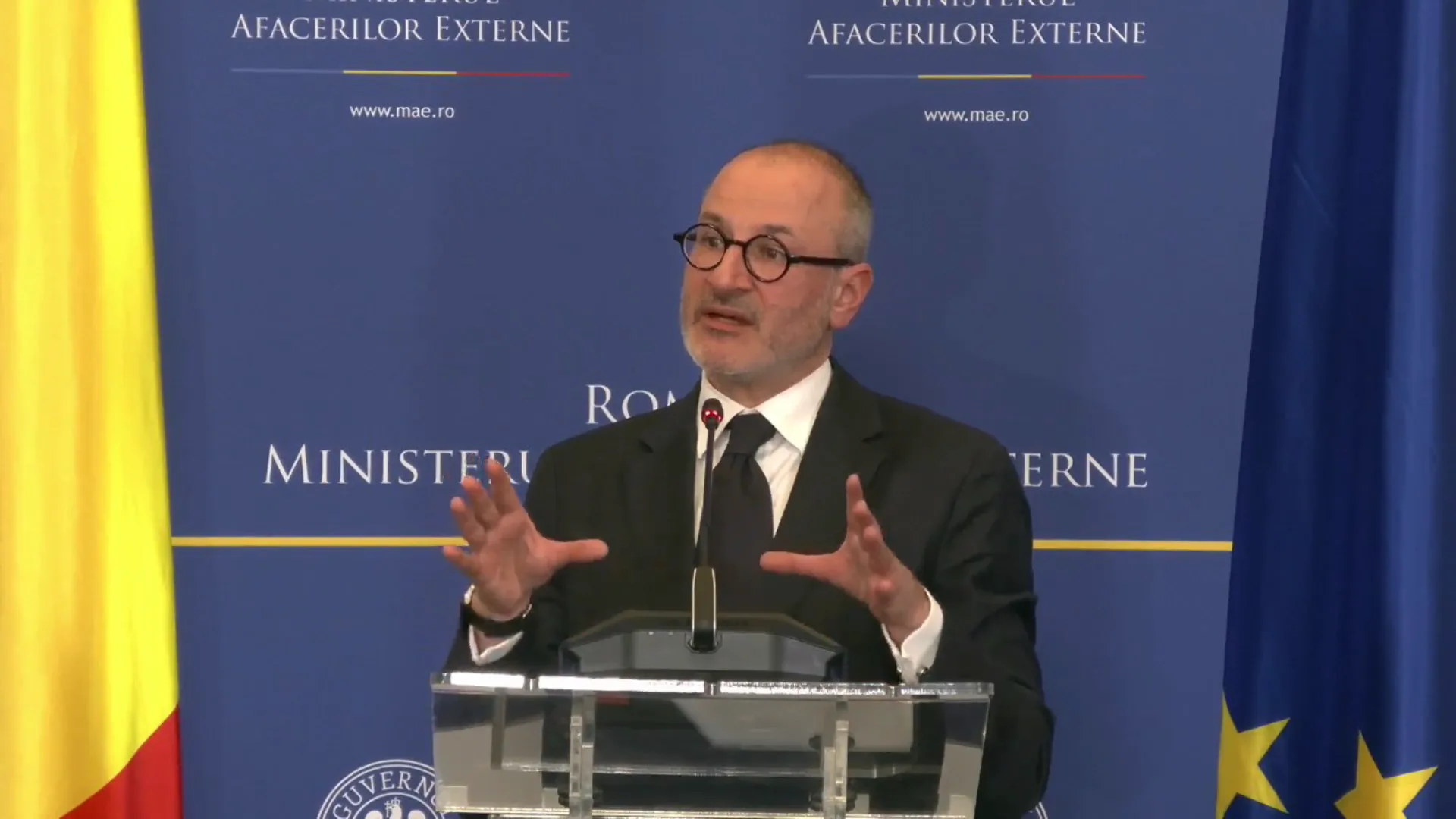 Echipă consulară monitorizând români blocați în zona de conflict regional