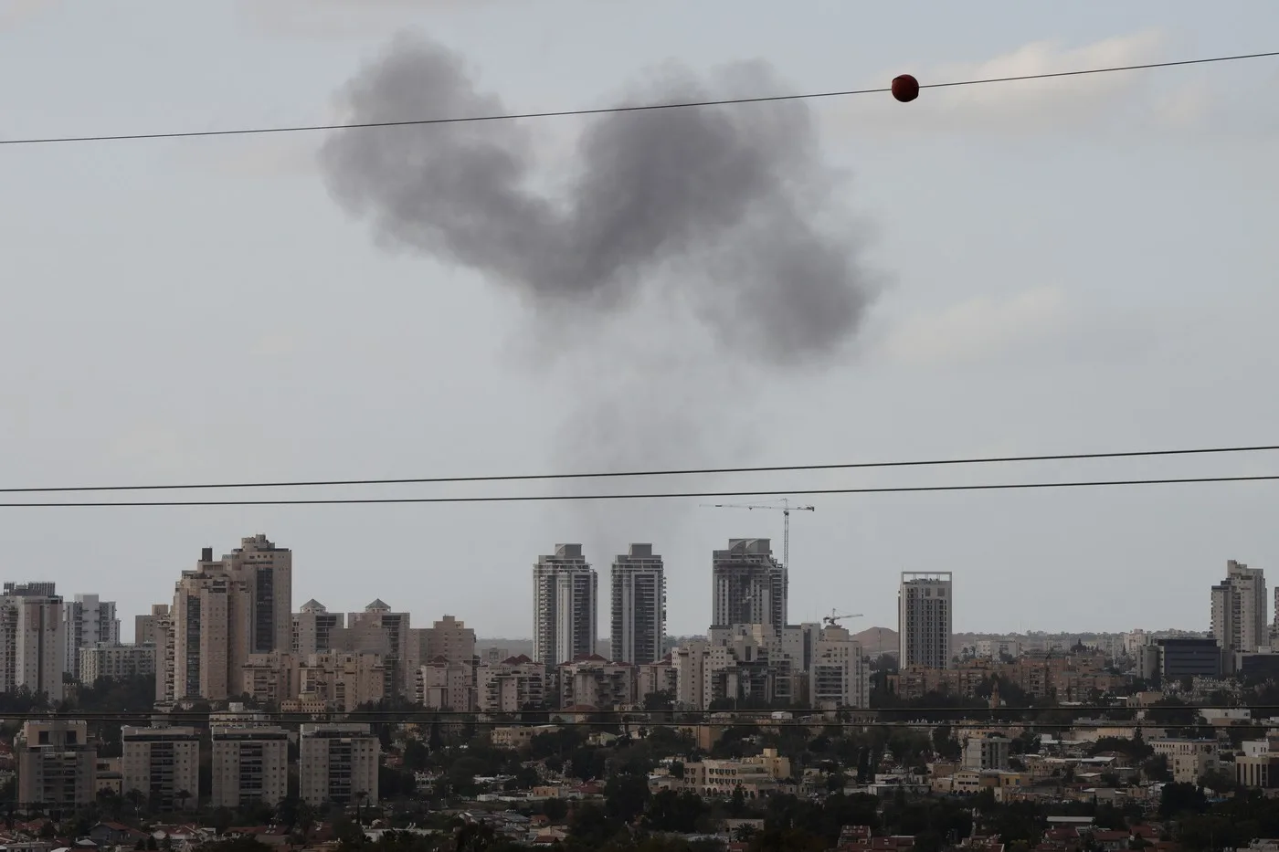 Hartă a Orientului Mijlociu cu steagurile SUA, Israelului și Iranului reprezentând tensiunile militare din regiune