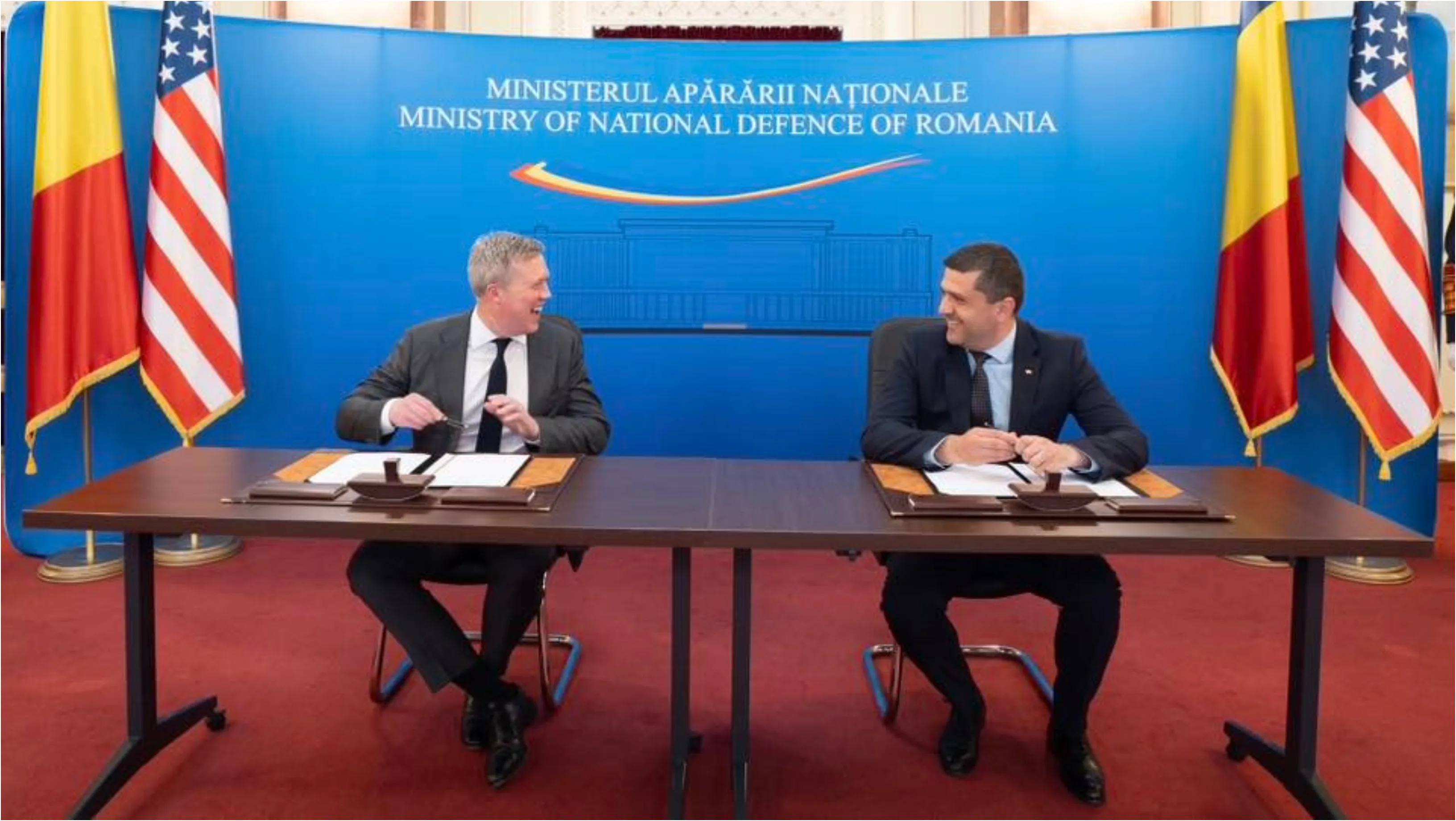 Ministrul Radu Miruță semnând acordul anti-dronă Counter-UAS cu reprezentanți SUA