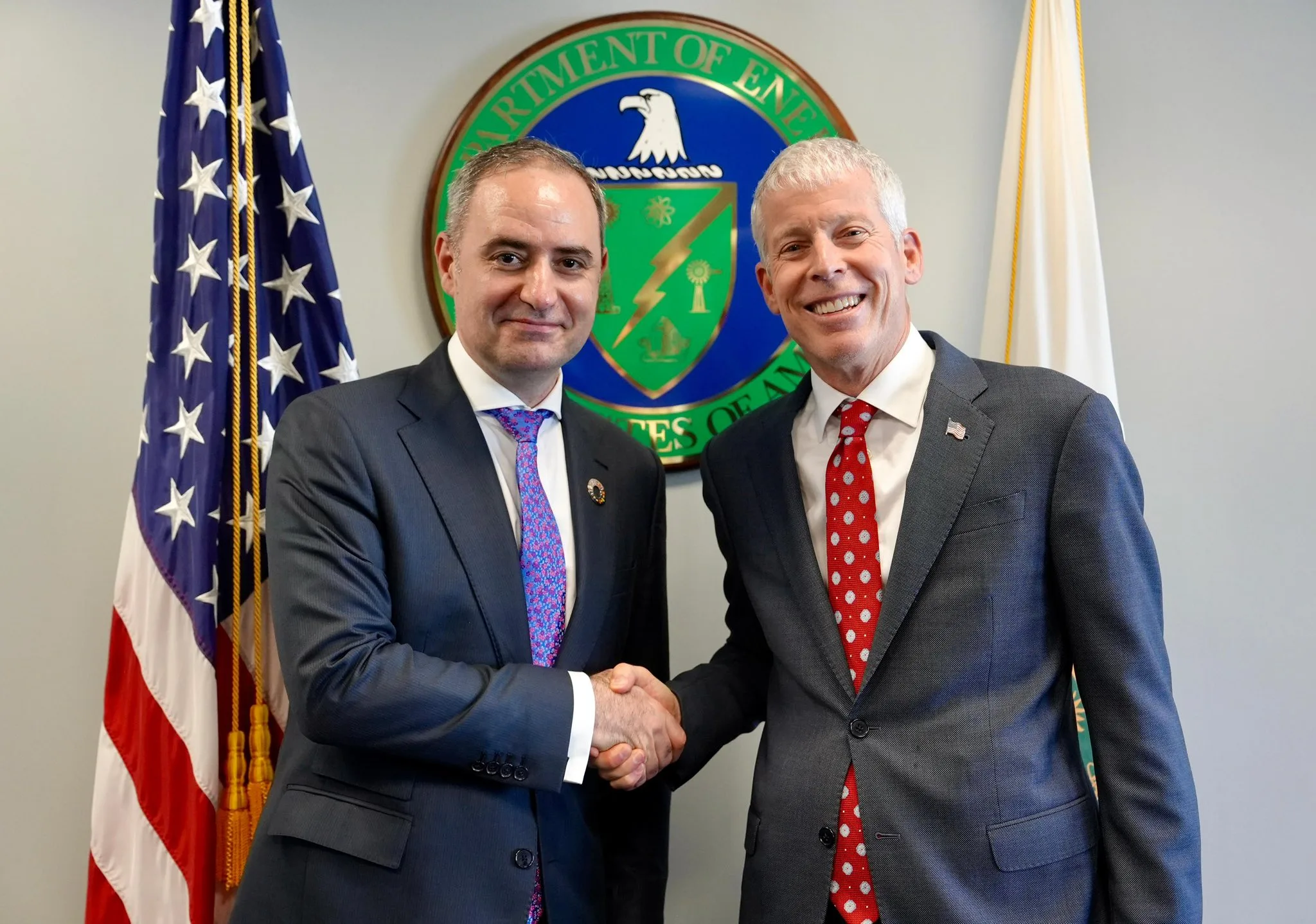 Ministrul Finanțelor Alexandru Nazare discutând despre investițiile americane în România