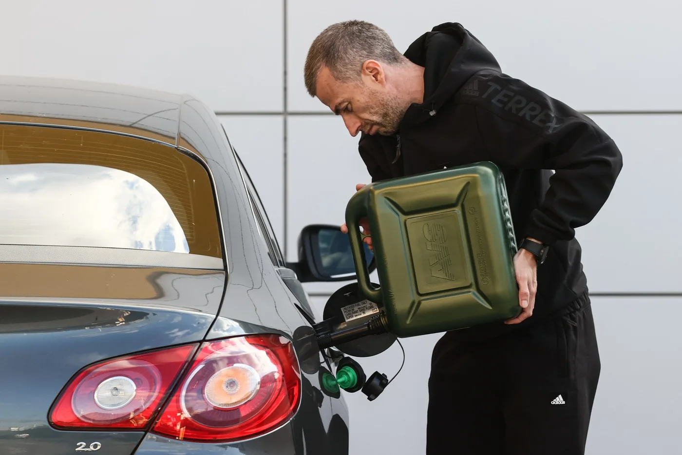 Rafinărie rusă de petrol cu turnuri de distilare și rezervoare industriale în câmpie