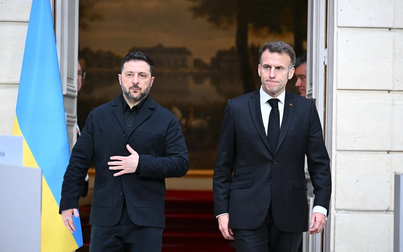 Volodimir Zelenski și Emmanuel Macron discutând despre sancțiunile asupra petrolului rusesc la Paris