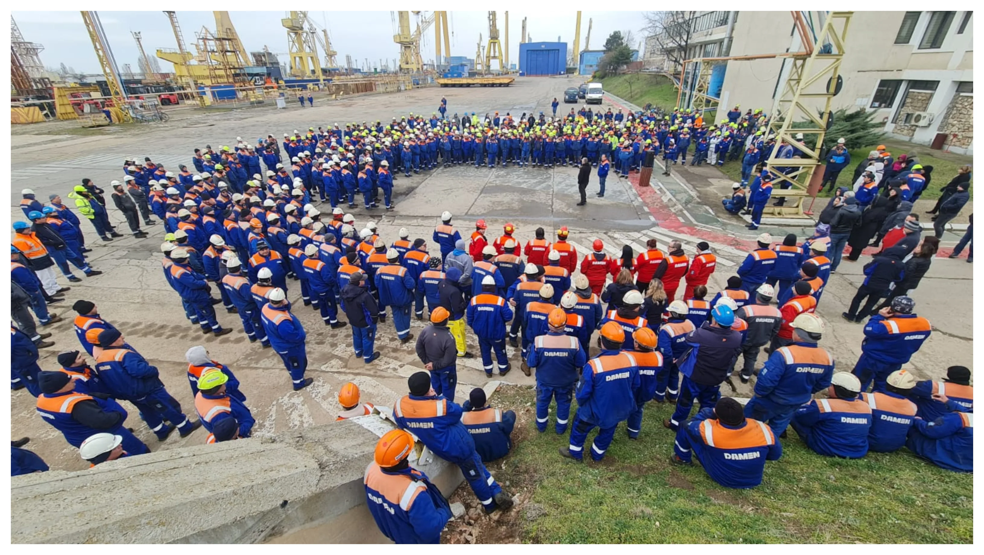 Șantierul Naval Mangalia cu nave în construcție la malul Mării Negre