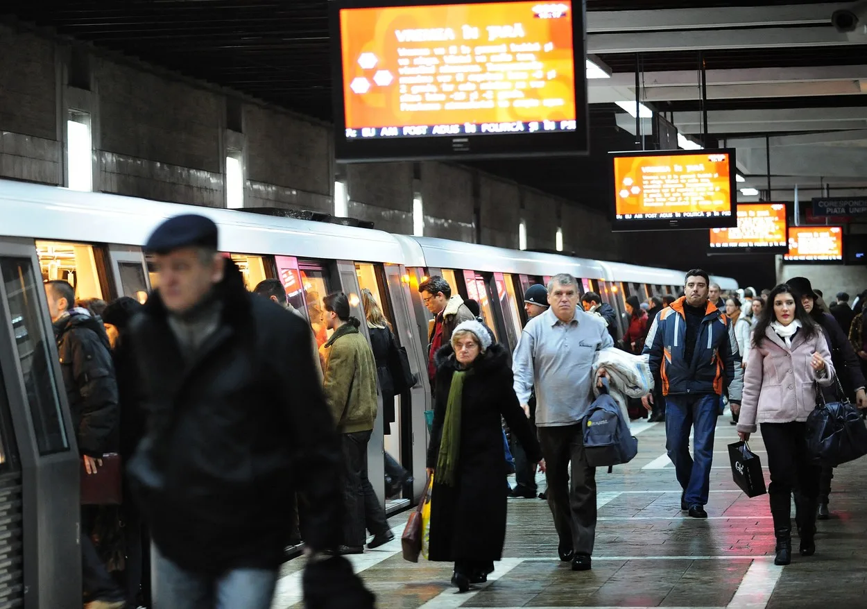 Pasageri pe peronul unei stații de metrou din București în așteptarea trenului