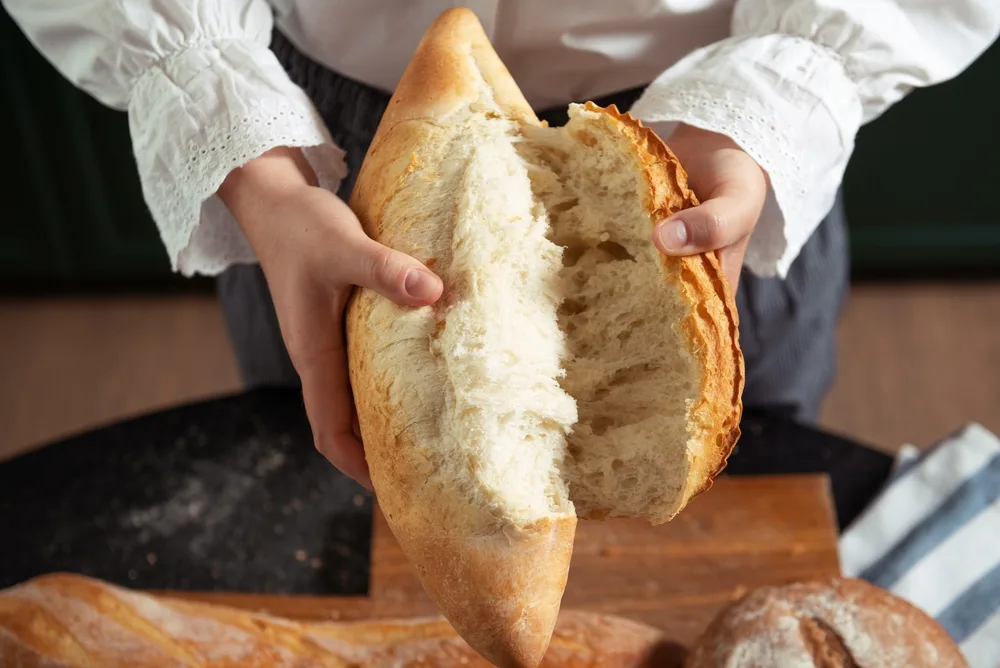 Raft de pâine proaspătă într-o brutărie românească, cu prețuri afișate