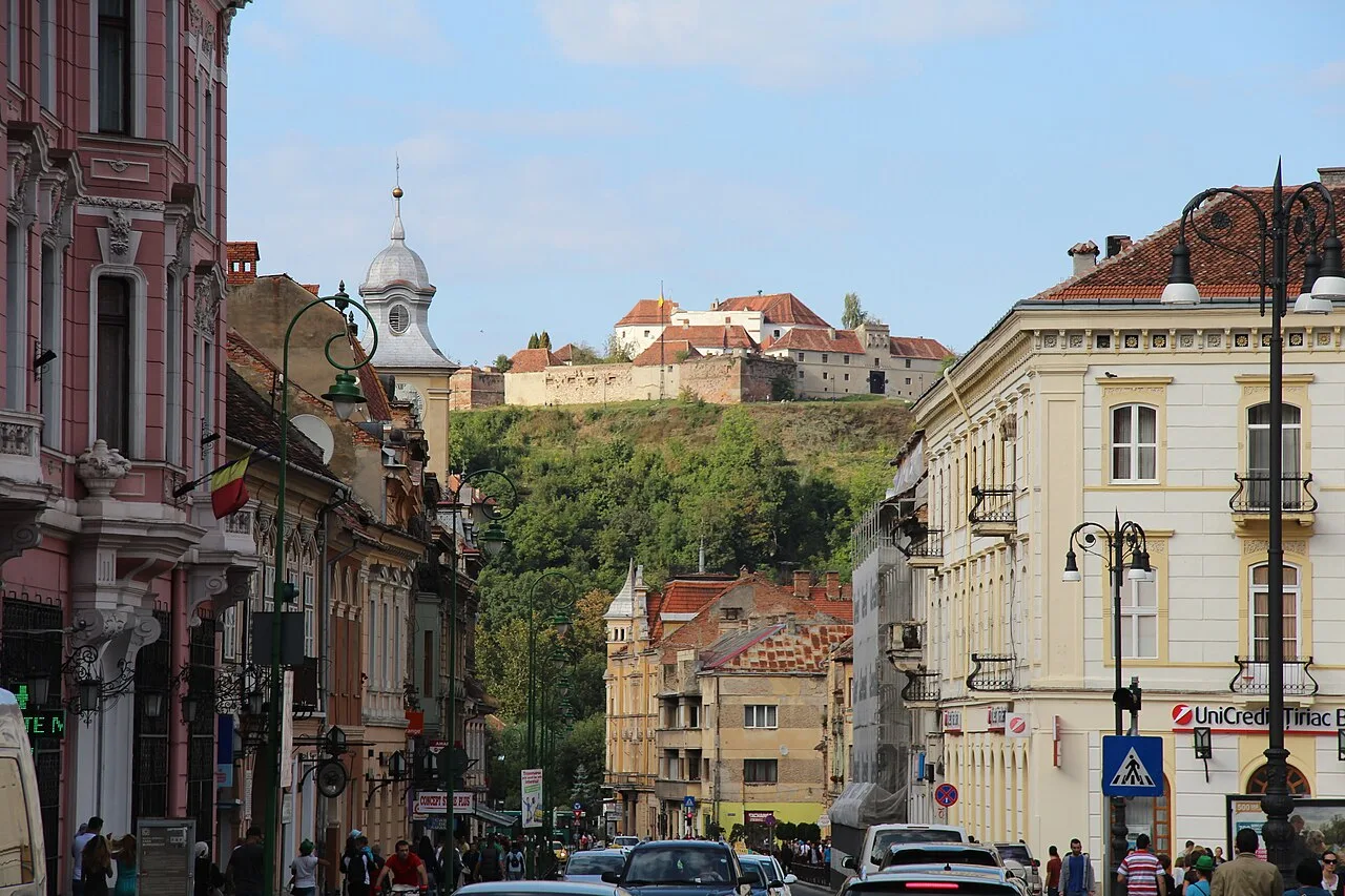Brașov testează semafoare în asfalt pentru pietoni distrați