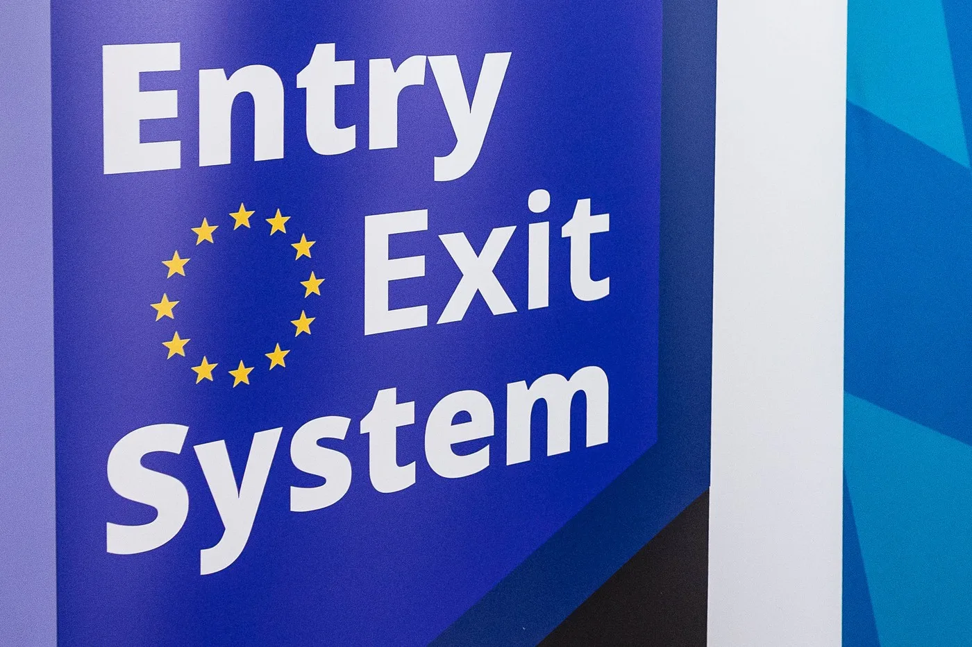 Pasager la controlul de frontieră al unui aeroport european cu echipament biometric EES