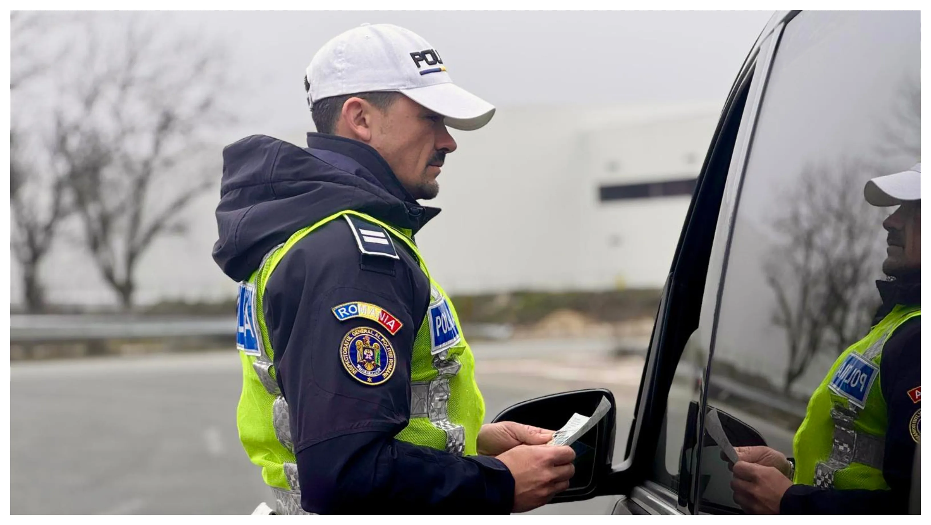 Polițist rutier verificând documentele unui șofer la un control rutier în România