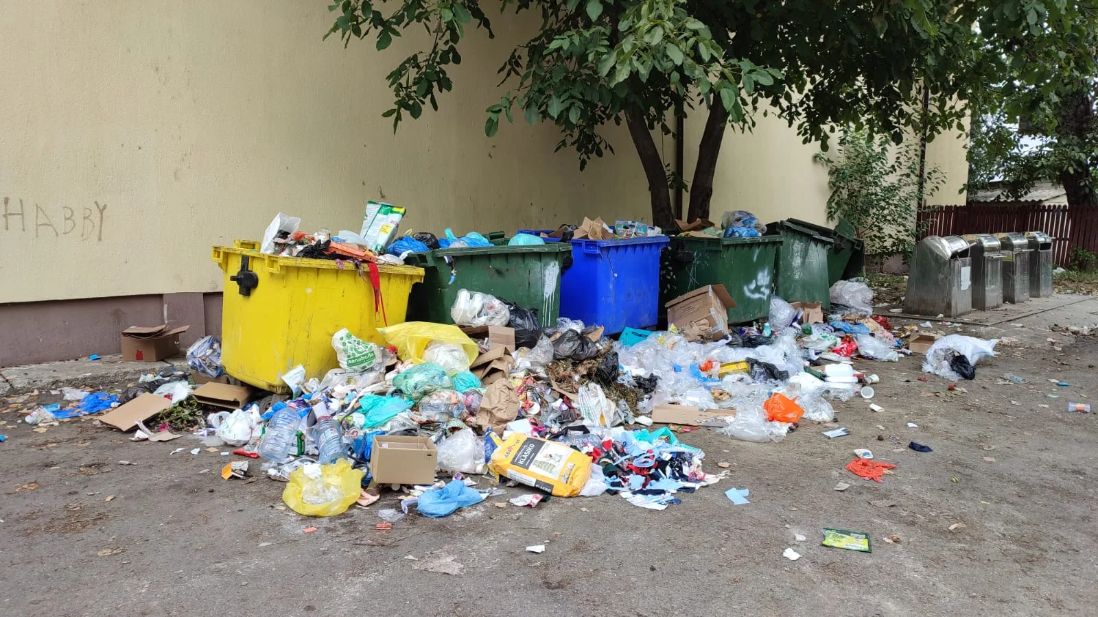 Camion de salubrizare blocat în fața unor locuințe din județul Bacău, România