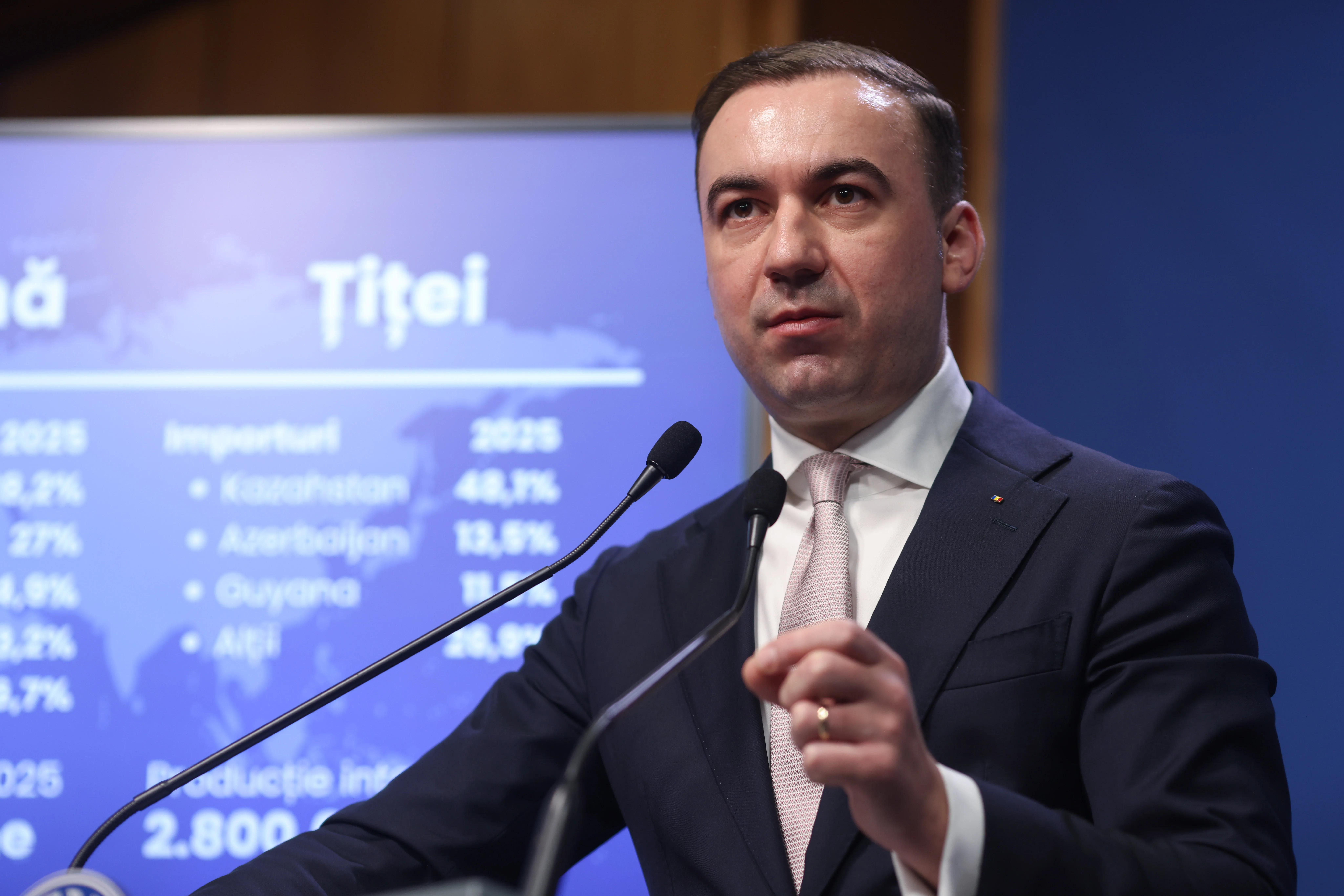 Stație de alimentare cu carburanți din România și afișaj electronic de prețuri