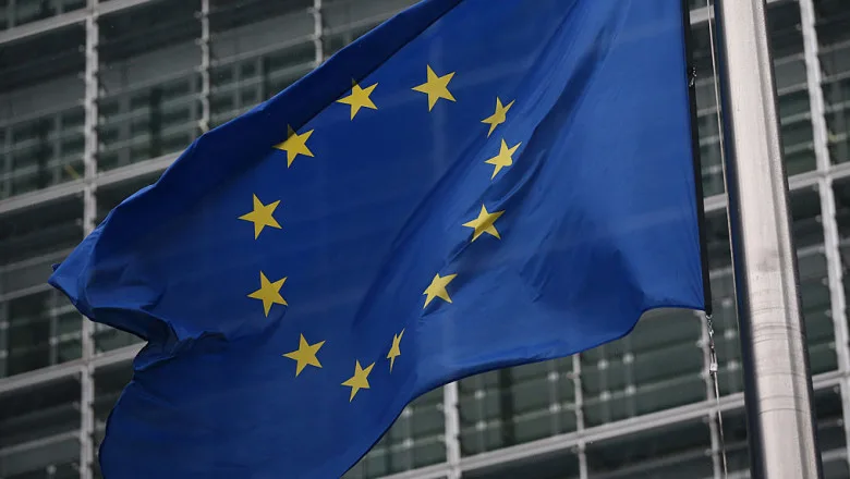 Harta Uniunii Europene cu simboluri ale justiției și drepturilor civile, reprezentând statul de drept