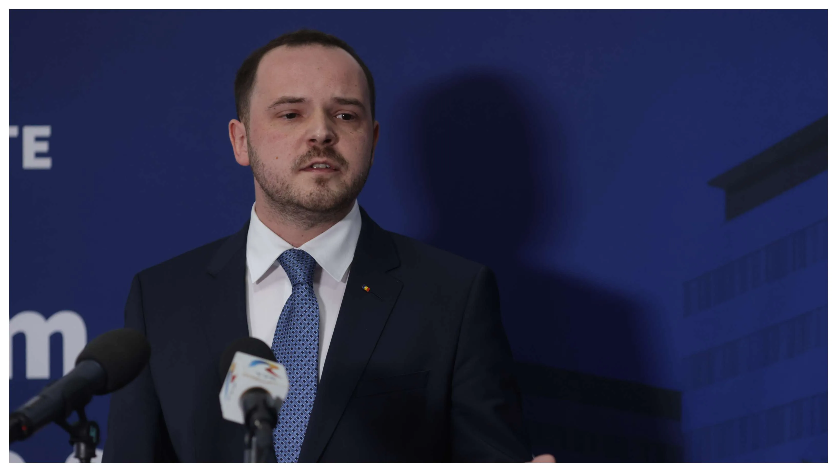 Rafturi de farmacie cu medicamente în România, în context de îngrijorări legate de prețuri și aprovizionare