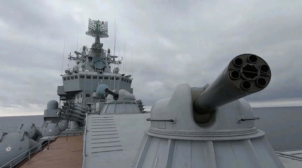 Nave militare indiene escortând petroliere în apropierea Strâmtorii Ormuz