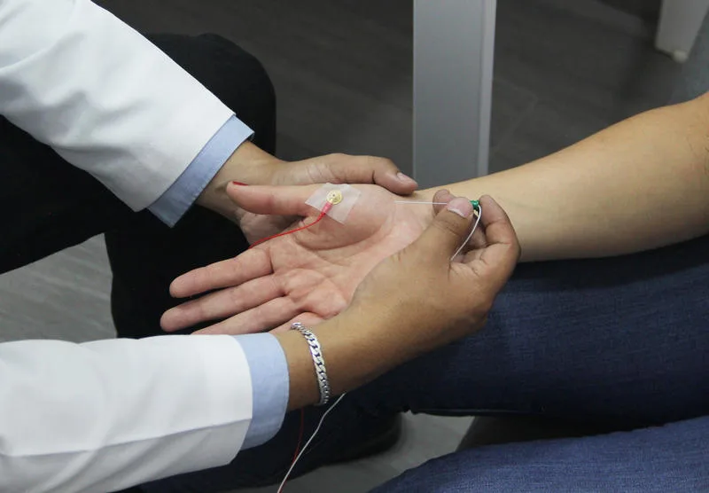 Medic cercetător analizând date dintr-un studiu clinic medical în laborator