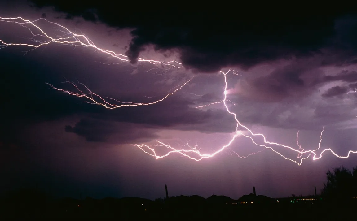 Hartă globală cu efectele fenomenului Super El Nino asupra temperaturilor și precipitațiilor