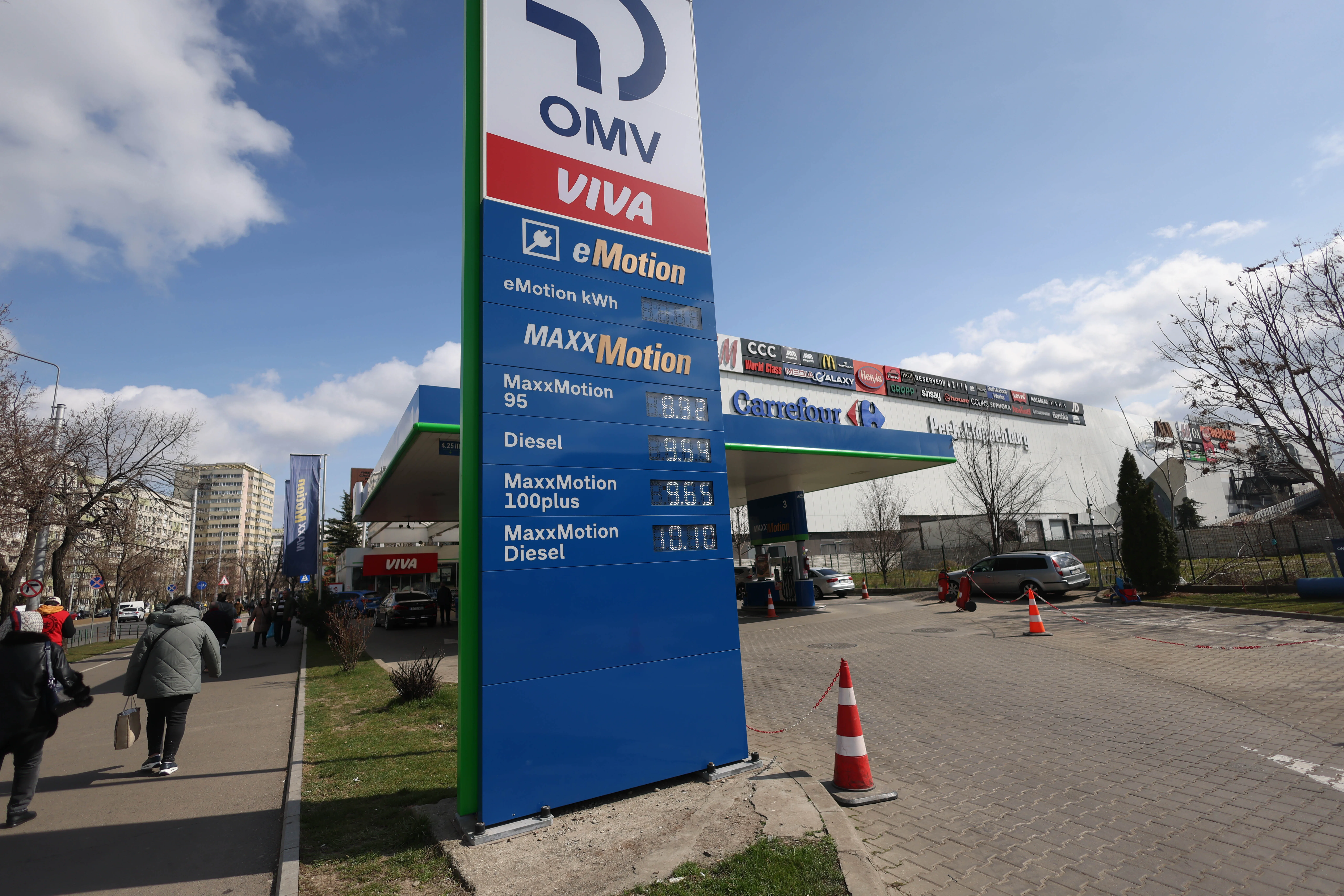 Pompă de benzină în România cu afișaj de prețuri ridicate la carburanți
