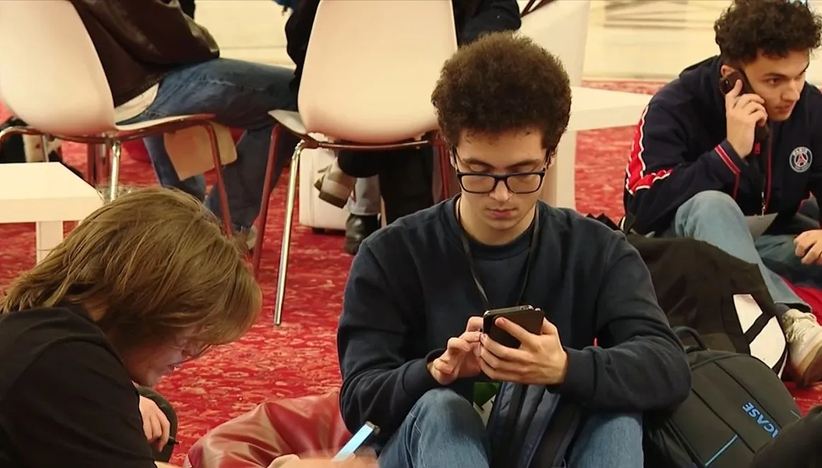 Studenți discută cu recrutorii la târgul IT&C din Parlament