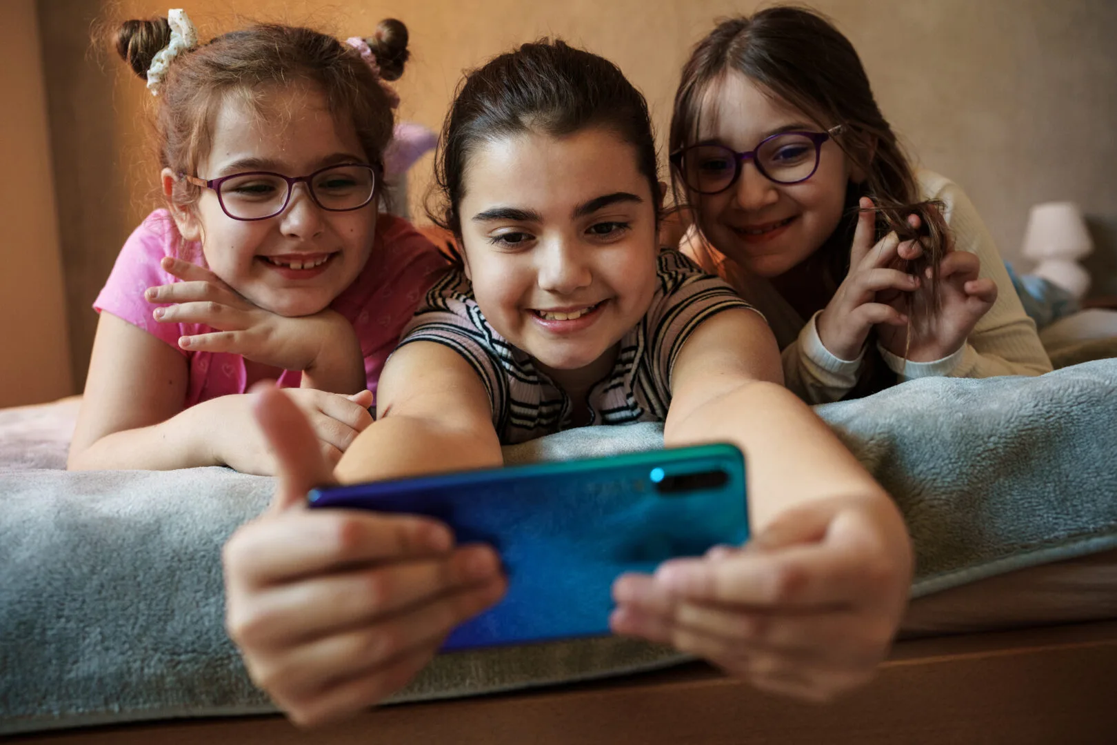 Telefoane mobile interzise elevilor: proiect de lege la Camera Deputaților