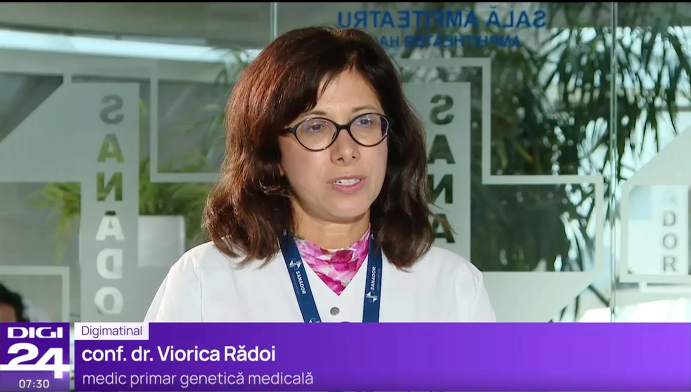 Medic oncolog explică testele genetice unui pacient cu cancer