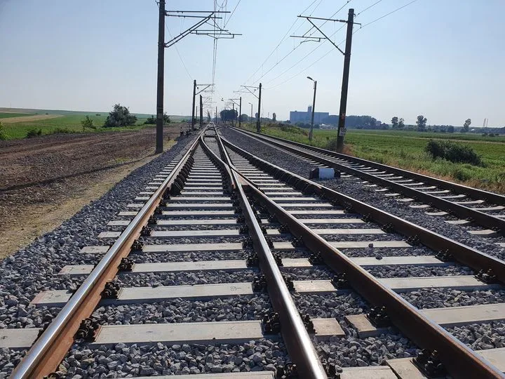 Tren lovit în Gara Constanța de un bloc de beton pus pe șine