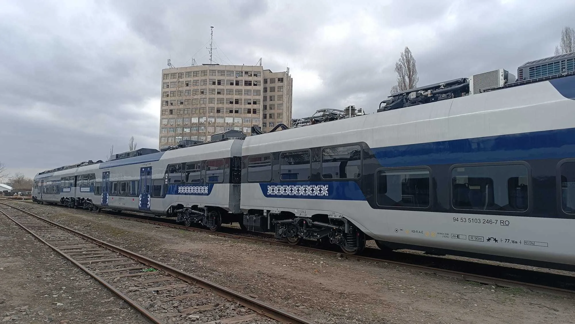 Trenuri noi PESA staționând neutilizate în Gara Obor, București, decolorate de soare
