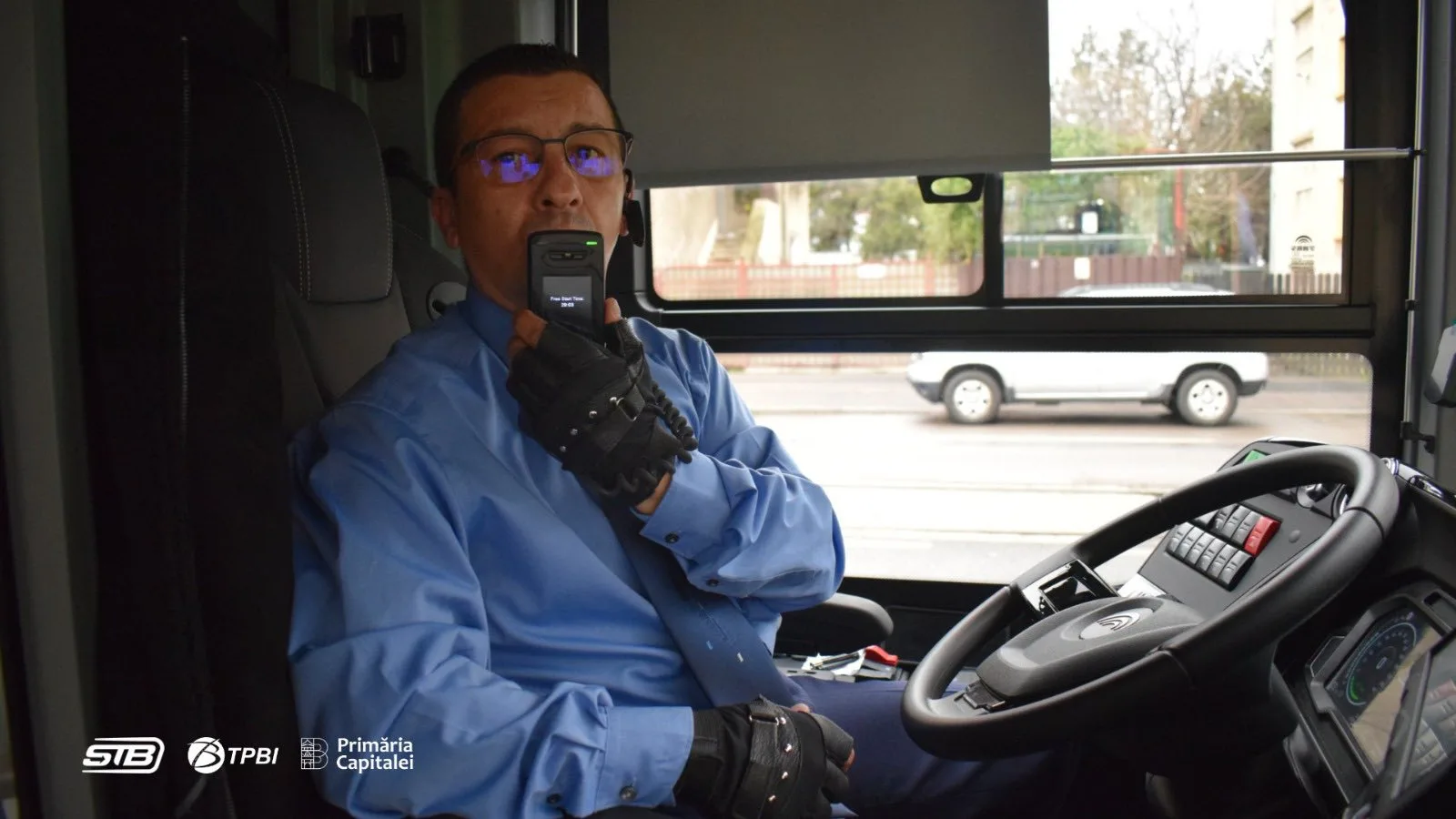 Troleibuz Yutong U12 cu sistem de alcooltest integrat în stația din București