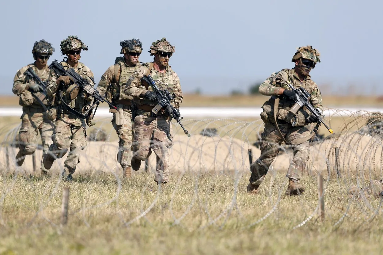 Steaguri ale SUA și NATO fluturând la sediul Alianței de la Bruxelles