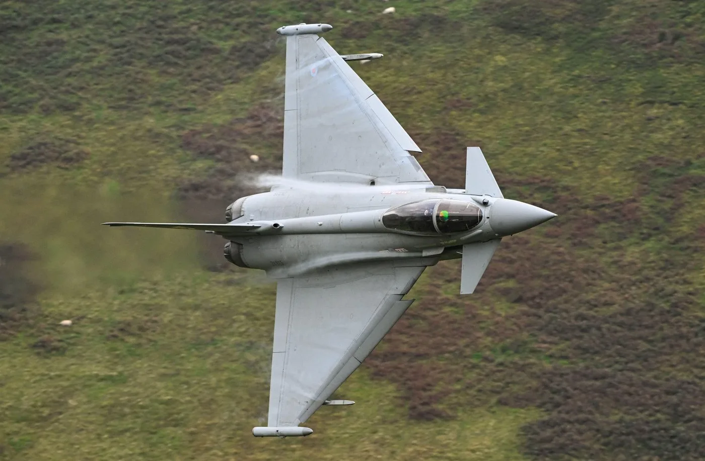 Avion de vânătoare Eurofighter Typhoon britanic în misiune de patrulare aeriană