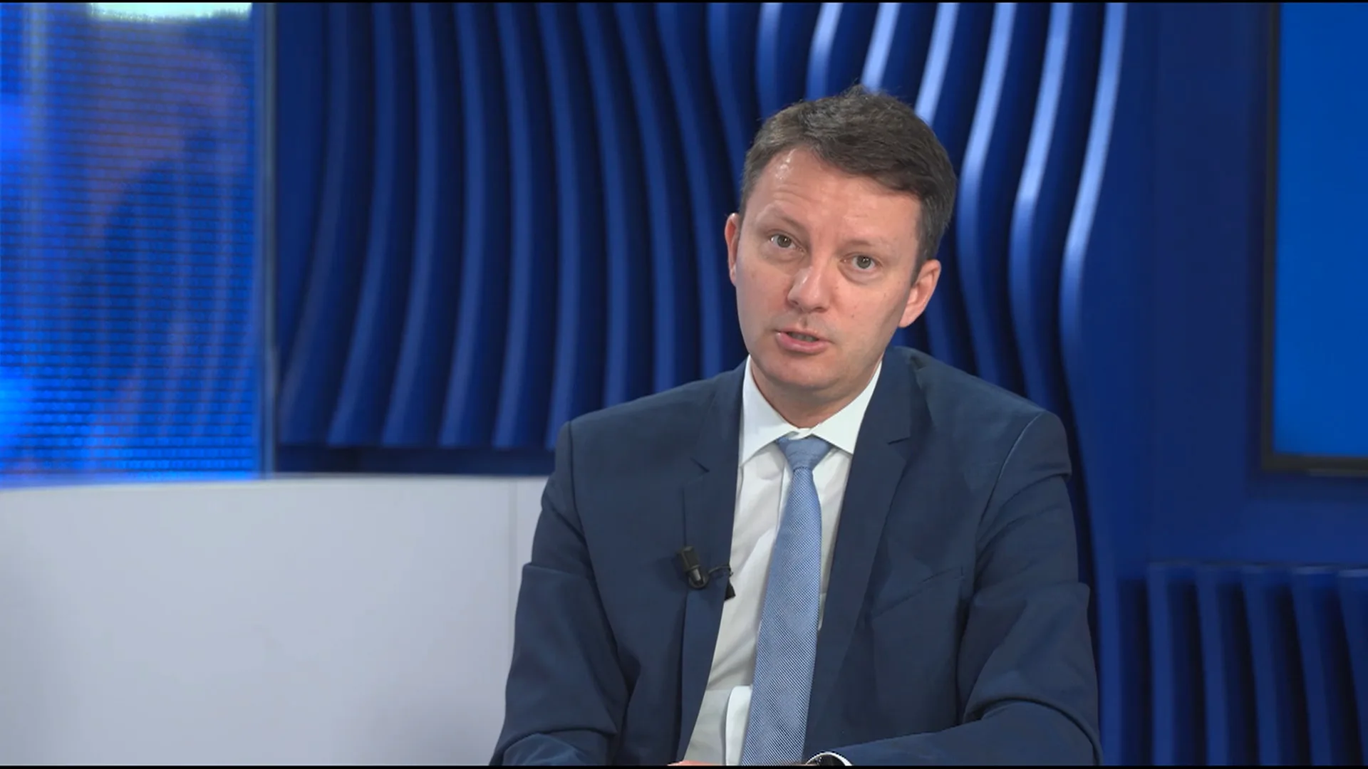 Clădirea Parlamentului European cu steaguri ale UE și Ungariei, tensiuni diplomatice la Bruxelles