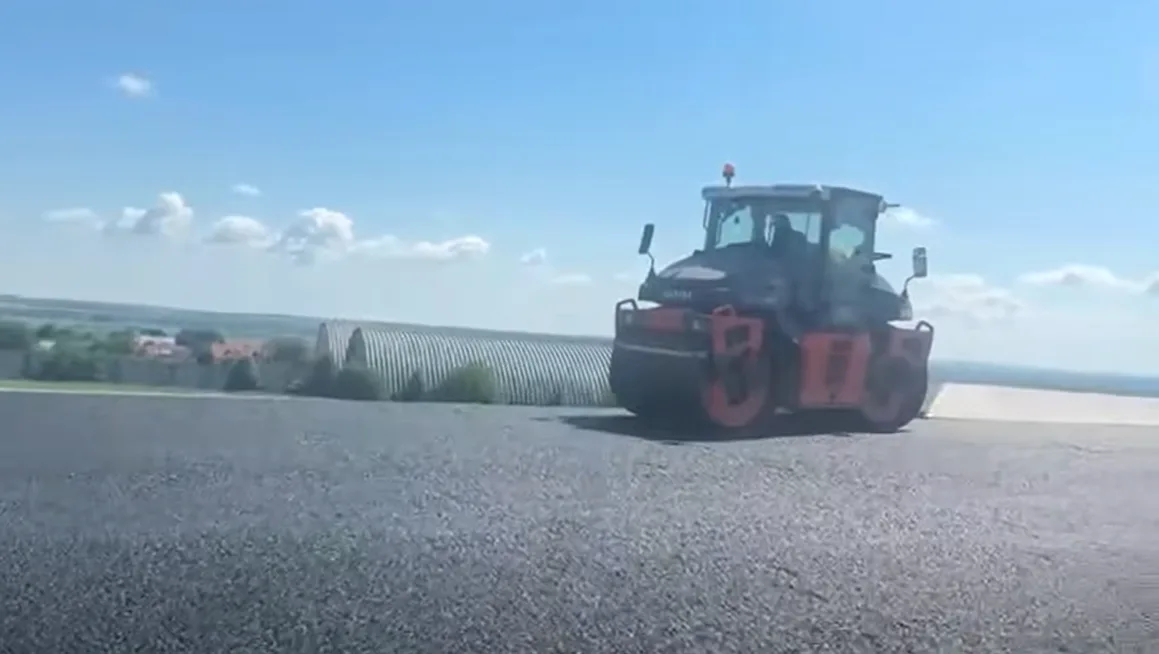 Umbrărescu începe asfaltarea pe lotul 3 al Autostrăzii Moldovei